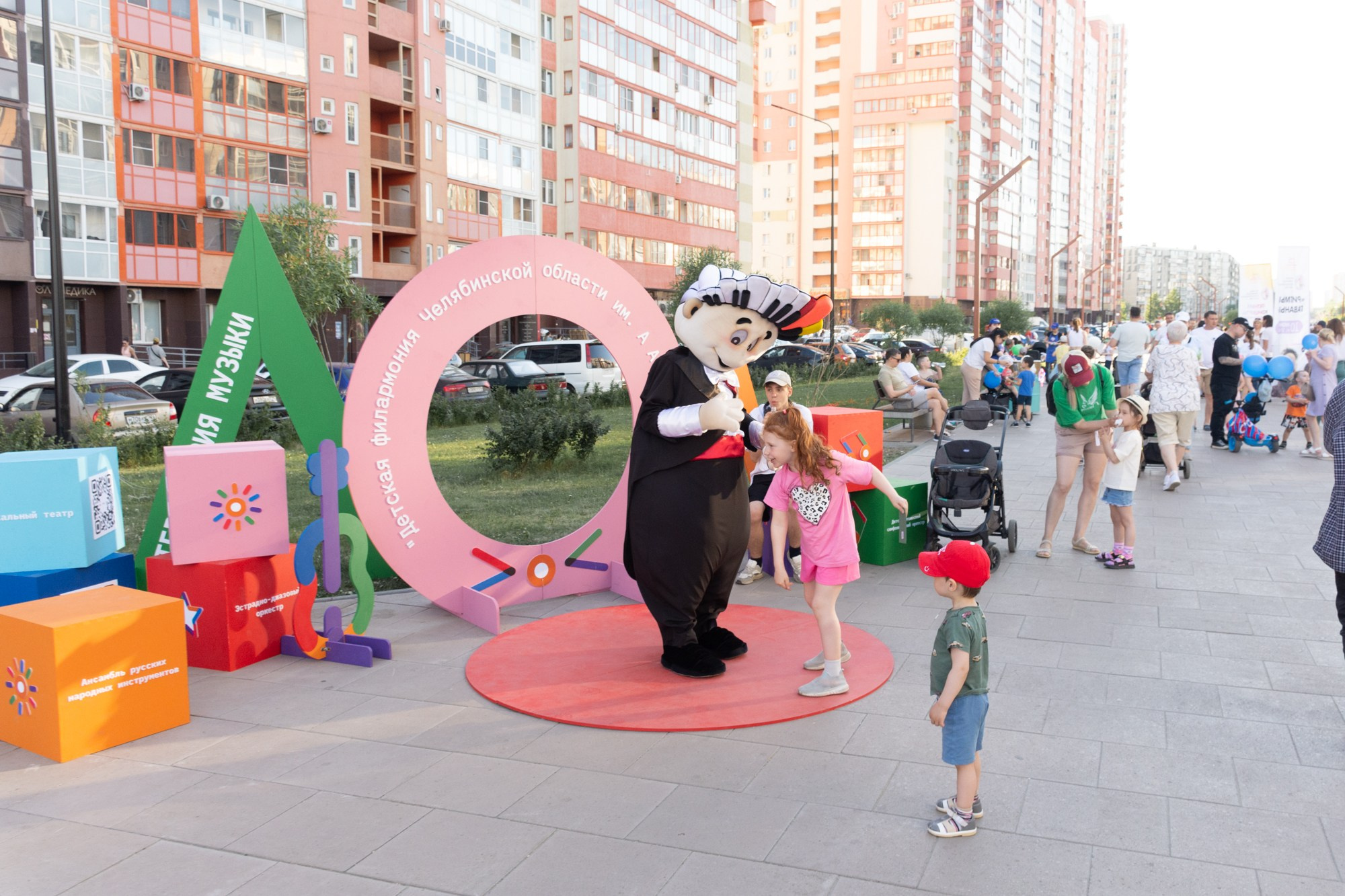 Фестиваль современного исполнительского искусства (Сквер Академ Риверсайд). Фотограф Максим Буряк