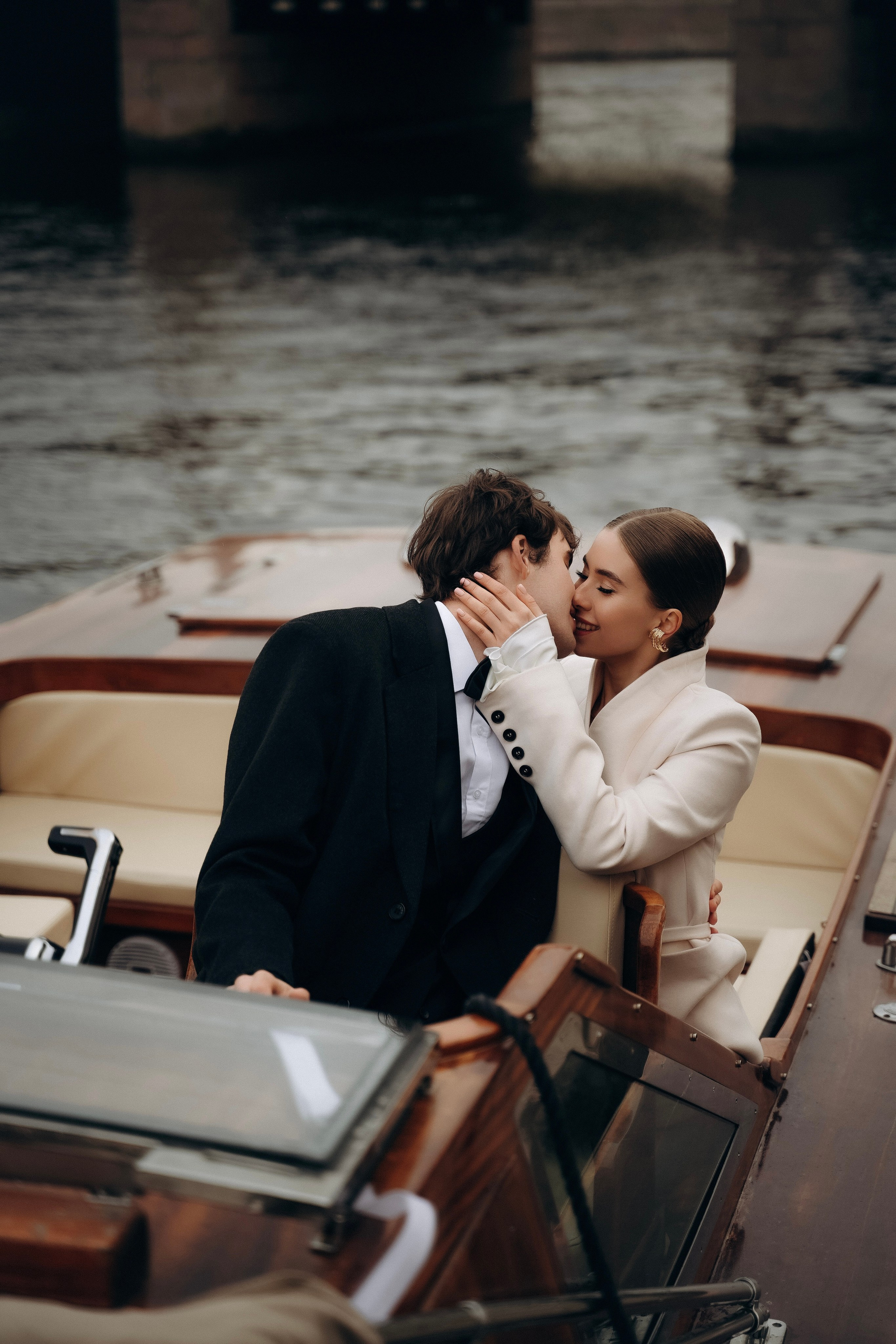 Свадебная фотосессия на катере в Питере