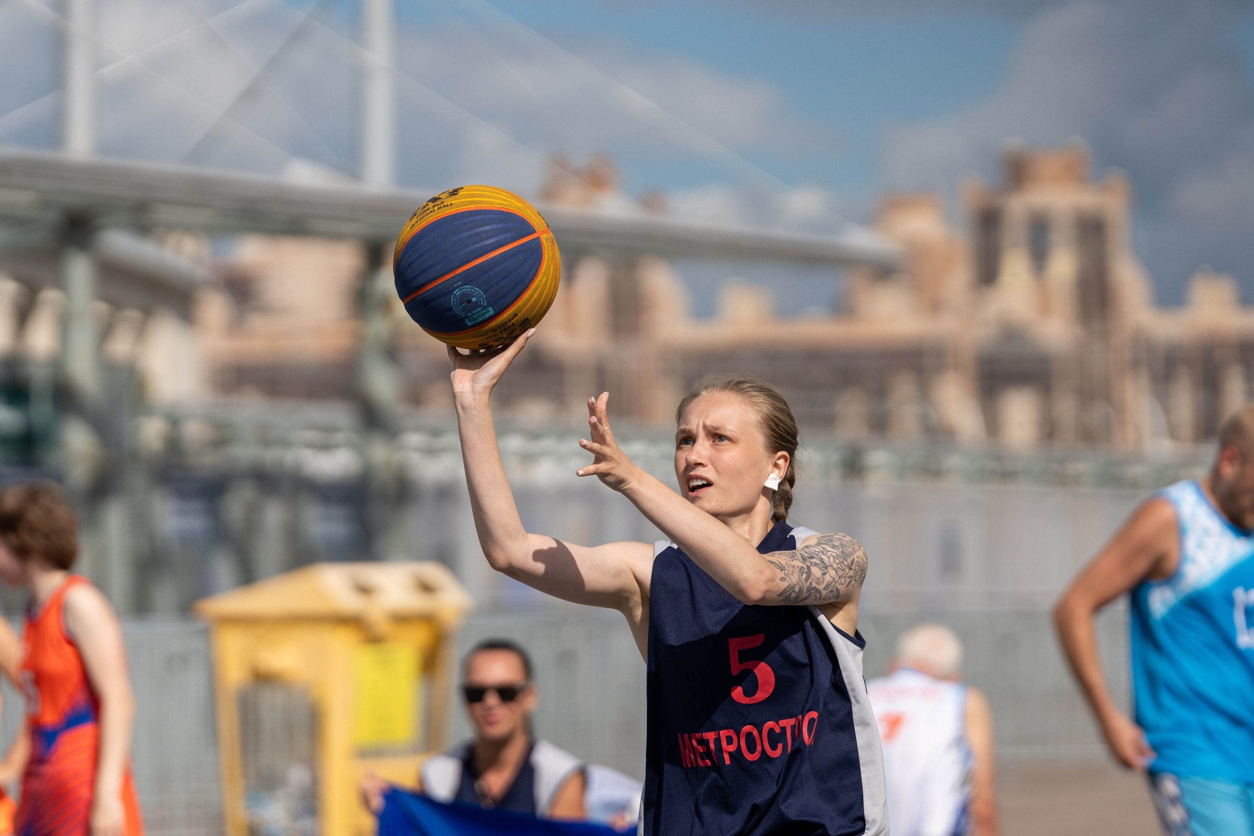 Женский игрок выполняет бросок на всероссийском турнире 3×3 «Оранжевый мяч»