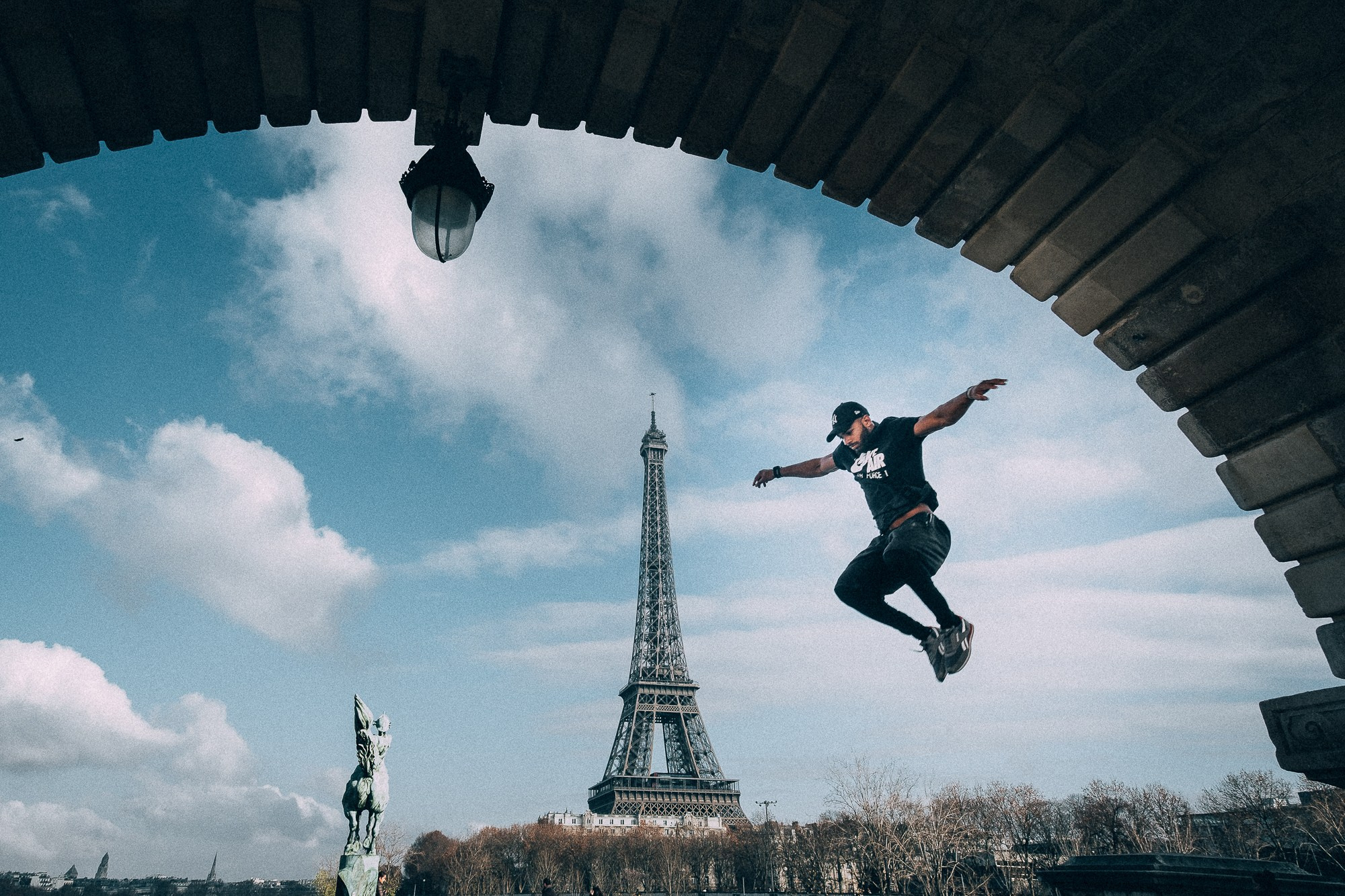 Паркур в Париже на фоне Эйфелевой башни
