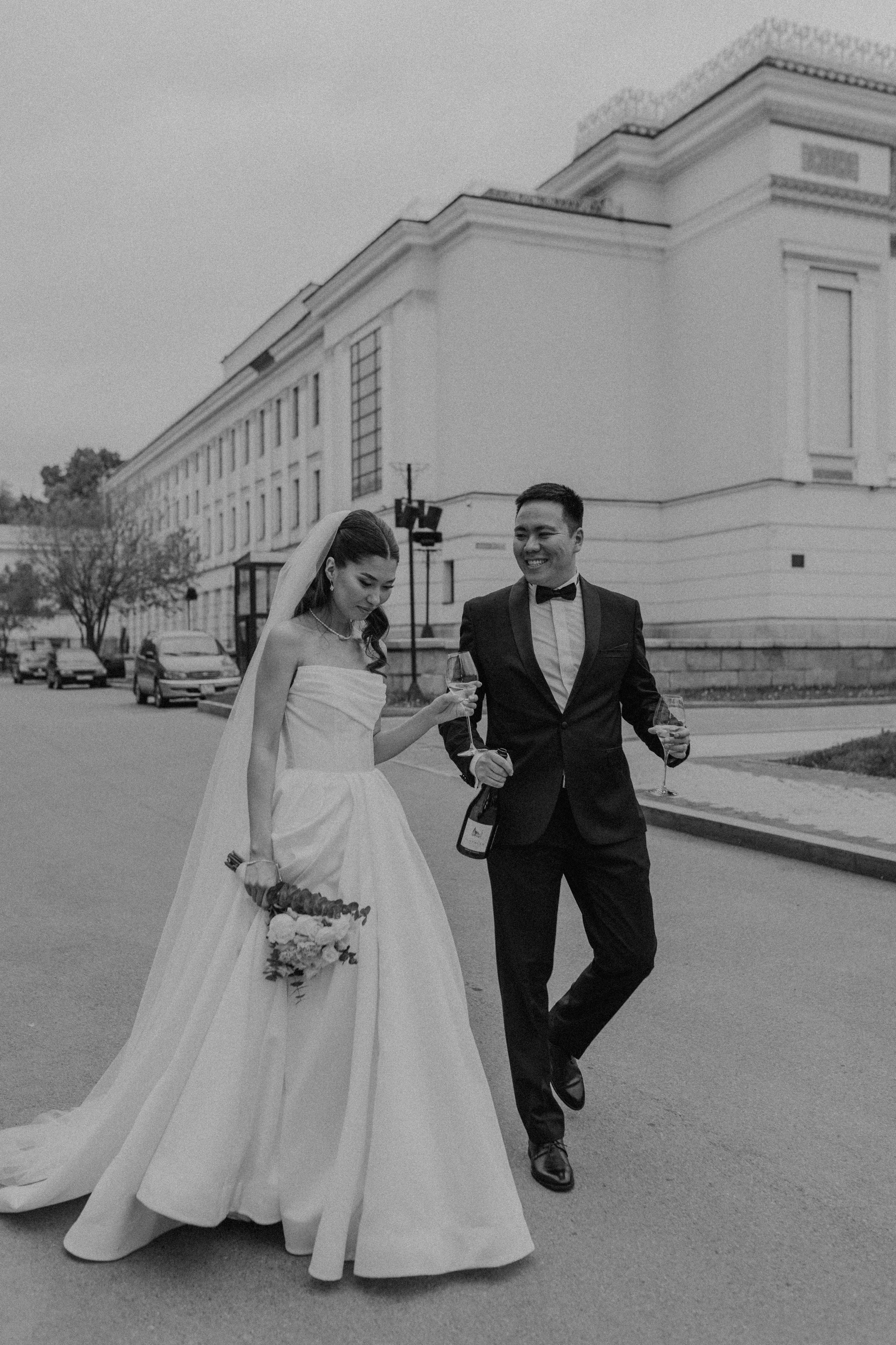 Прогулка и два бокала игристого…. Свадебный и семейный фотограф в Алматы Laura Dosmann