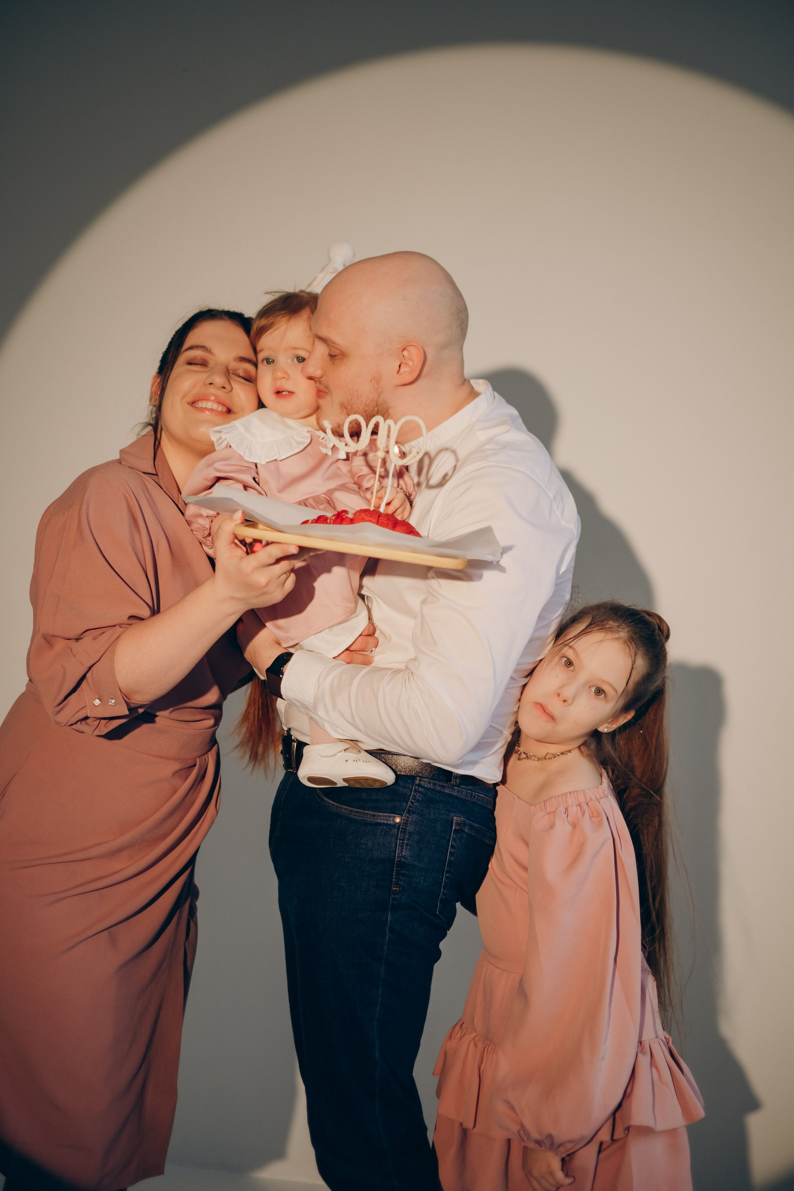 Фотосессия «День рождения» в минималистичной студии. Фотограф Новосибирск Анна Рождественская