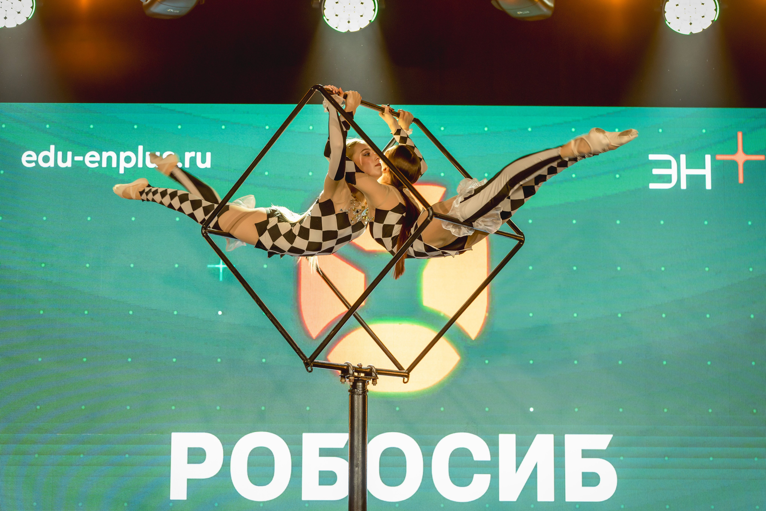 Робосиб в Сибэкспоцентре. Занимаюсь профессиональной фотографией и живу рядом с Байкалом. Работаю в разных жанрах