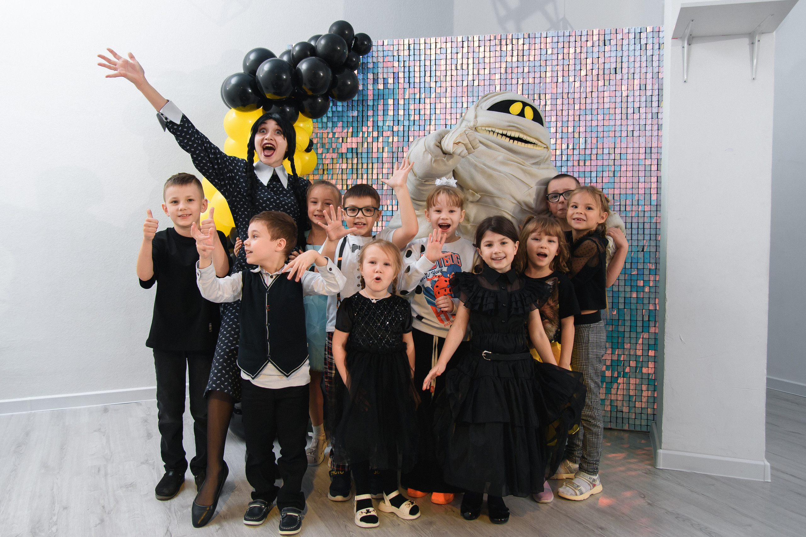 Съемка на день рождения также позволяет запечатлеть взаимодействие гостей, их счастливые моменты и эмоции. Это помогает создать неповторимую атмосферу праздника и сохранить ее на долгие годы 