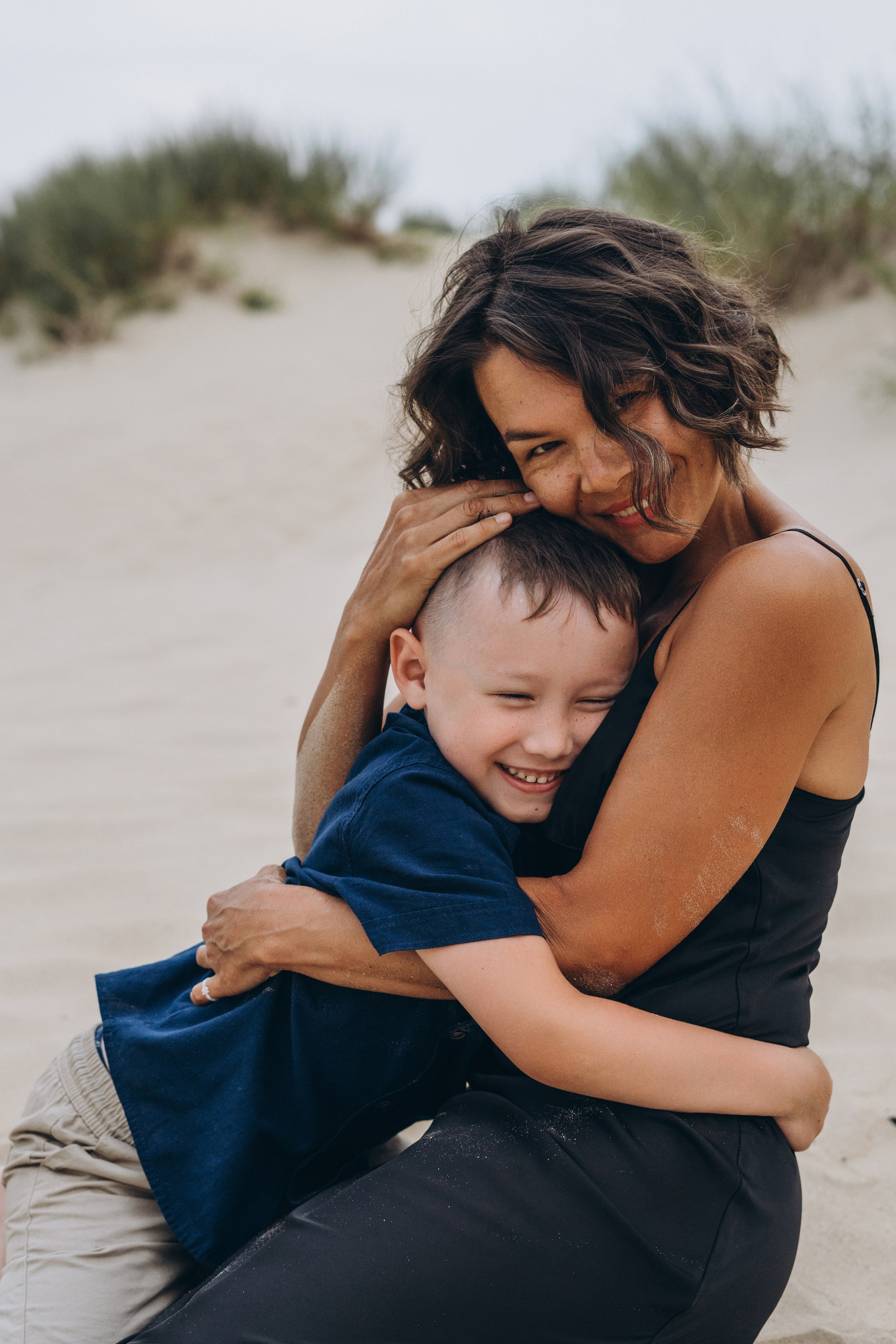 Фото у маяка в Новороссийске – трогательные объятия на фоне моря,  фотограф Новороссийск