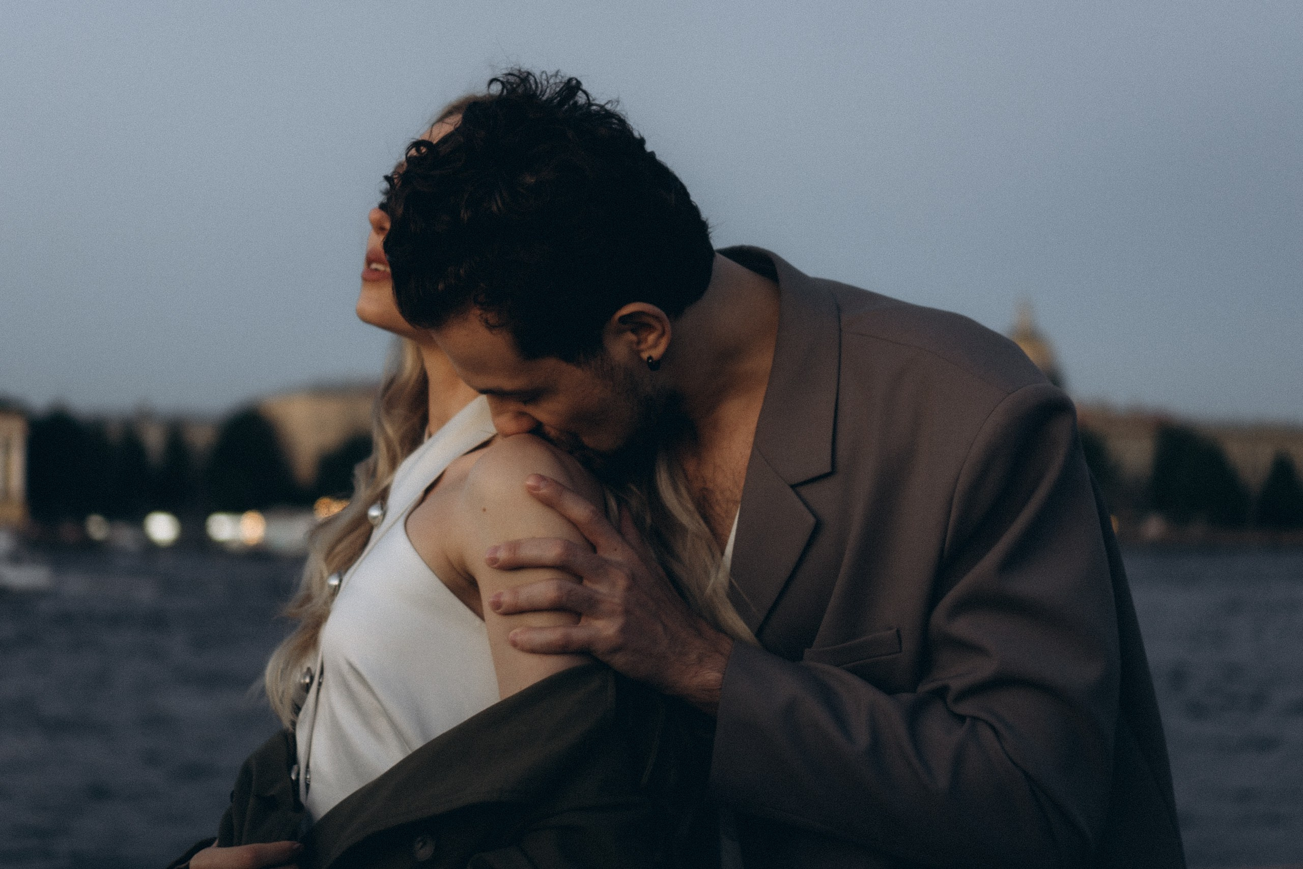 СВАДЕБНАЯ СЬЕМКА ПАРЫ НА РАССВЕТЕ В БЕЛЫЕ НОЧИ И ПРОГУЛКА С РАЗВОДНЫМИ МОСТАМИ И ПИКНИК ВОЗЛЕ ИСАКИЕВСКОГО СОБОРА. Профессиональный фотограф, Санкт-Петербург — Виктория Богомолова