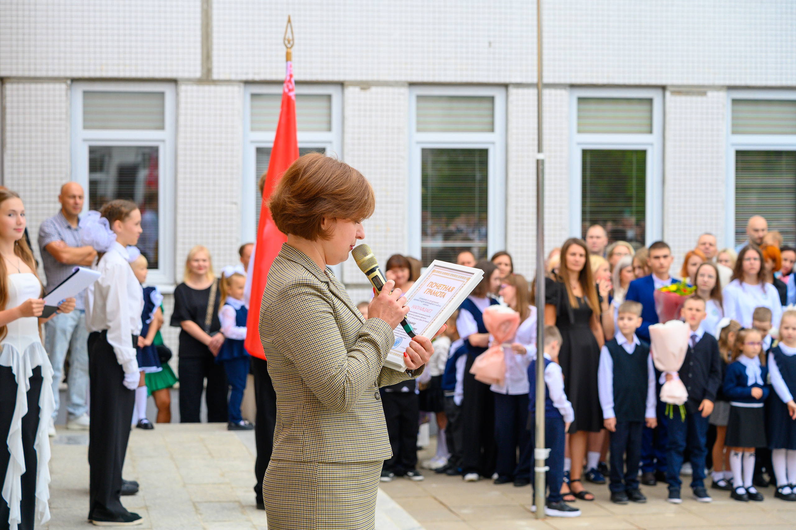 Вот звучит первый звонок, перед этим долгое приготовление к новому этапу в жизни, Яромир идет в школу. Фотоуслуги, услуги фотографа, фотографирование важных событий
