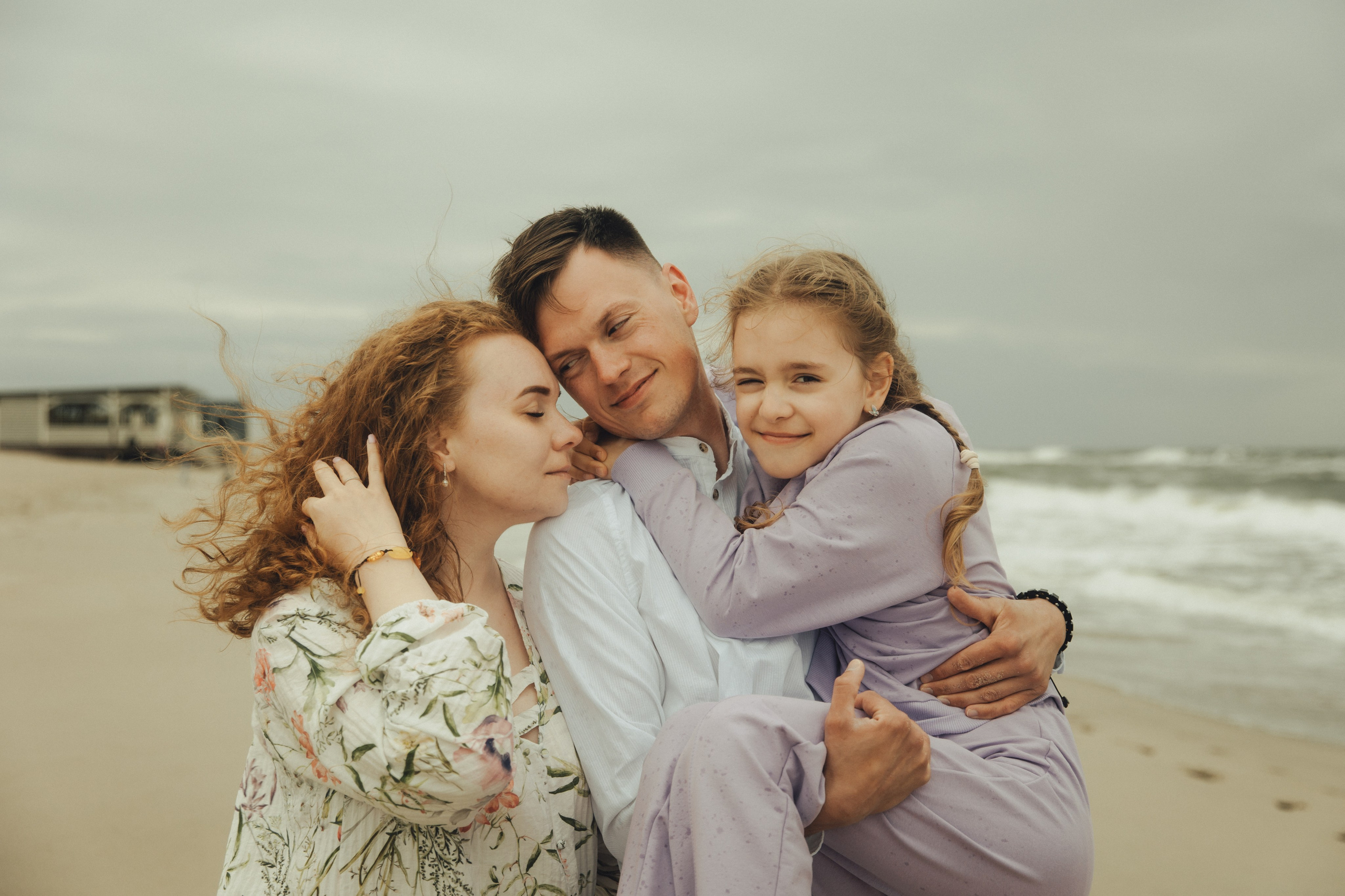 Семья в Янтарном / шторм. Фотограф Калининград Илья Миллер