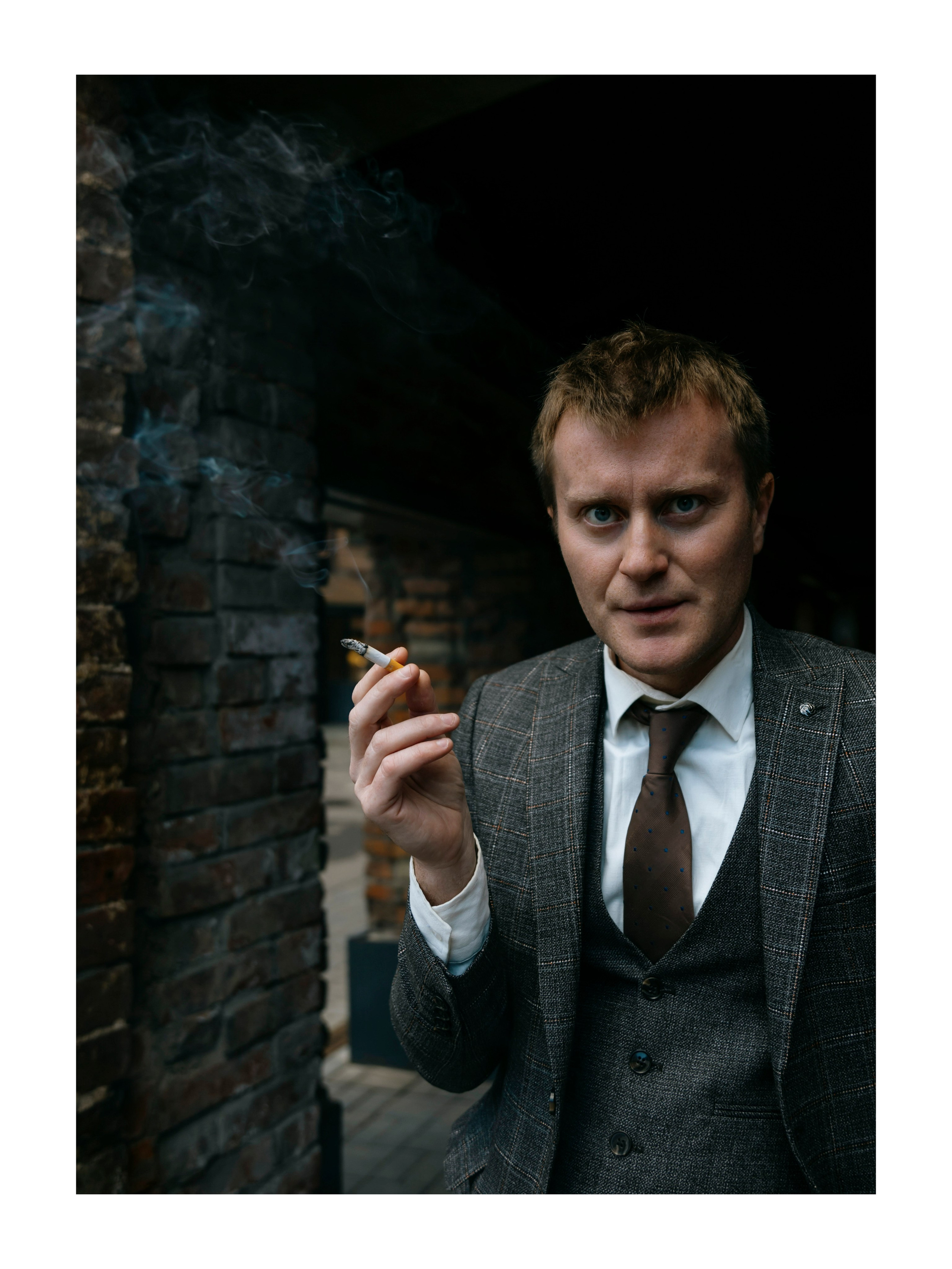фотосессия мужчины с дымом и сигаретой