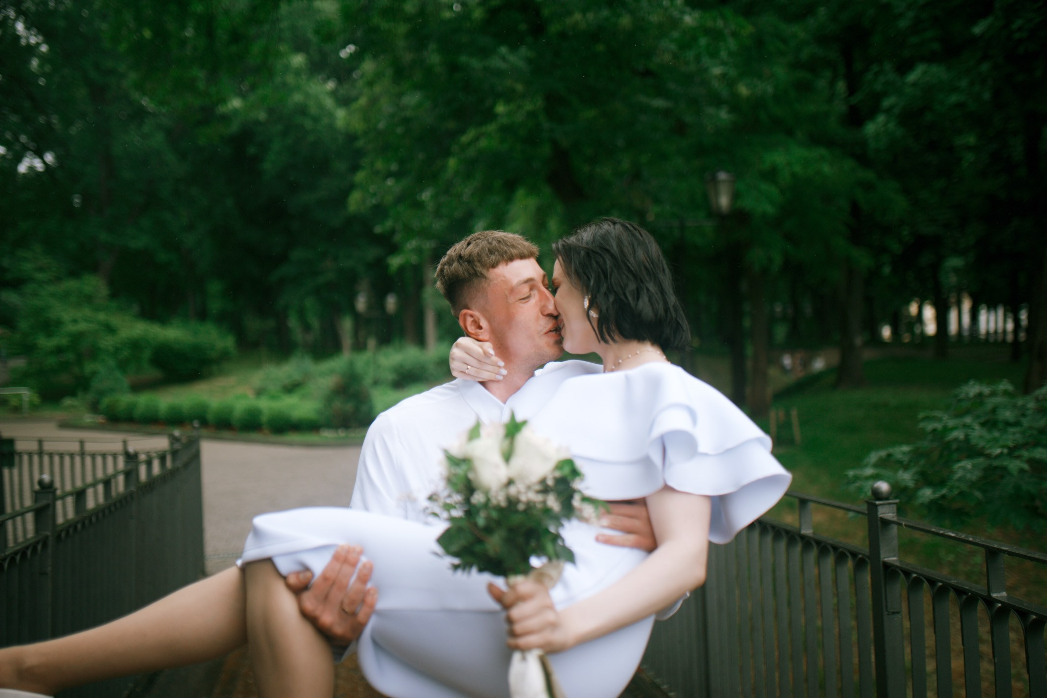 Романтическая съемка свадьбы в Гомеле — пара на мосту в старинной части города