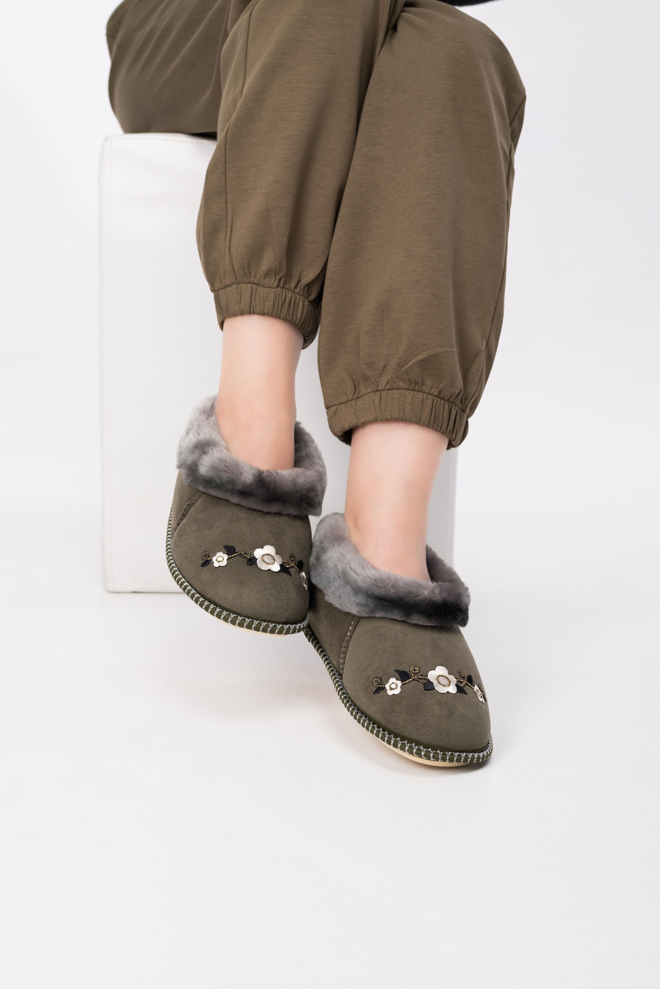 Тапочки и чуни. Предметный фотограф, фото для маркетплейсов Пятигорск, КМВ