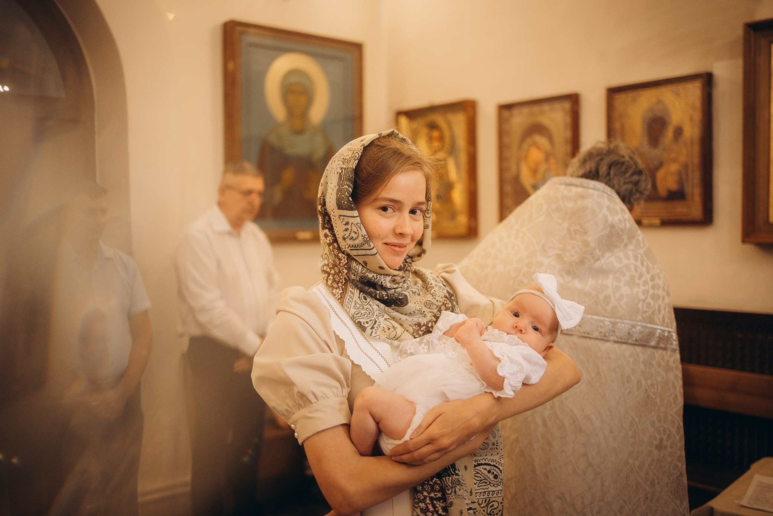 Крещение двойняшек в храме Серафима Саровского (Москва). Семейные фотограф в Одинцово и Москве. Диана Сусоева