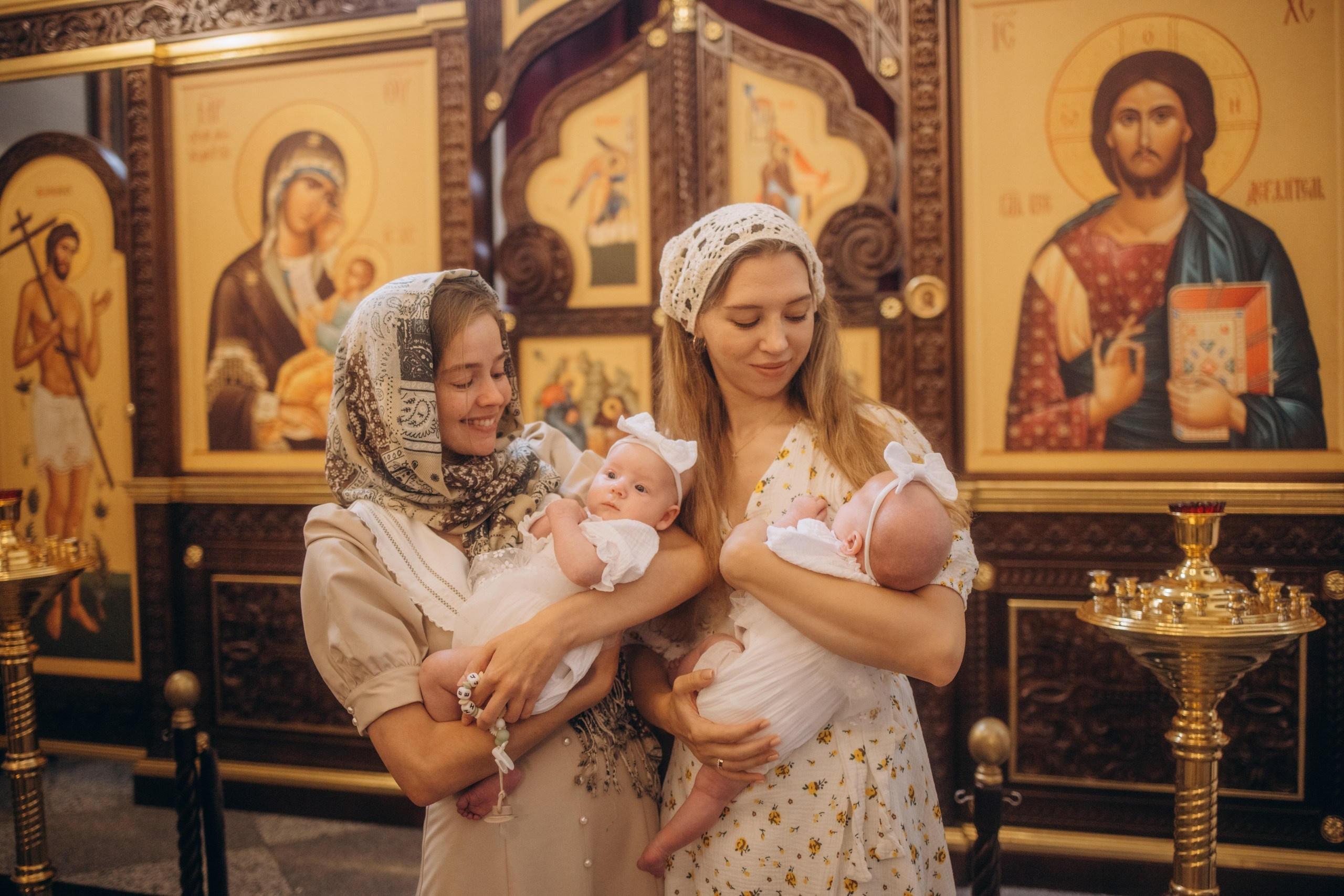 Крещение двойняшек в храме Серафима Саровского (Москва). Семейные фотограф в Одинцово и Москве. Диана Сусоева
