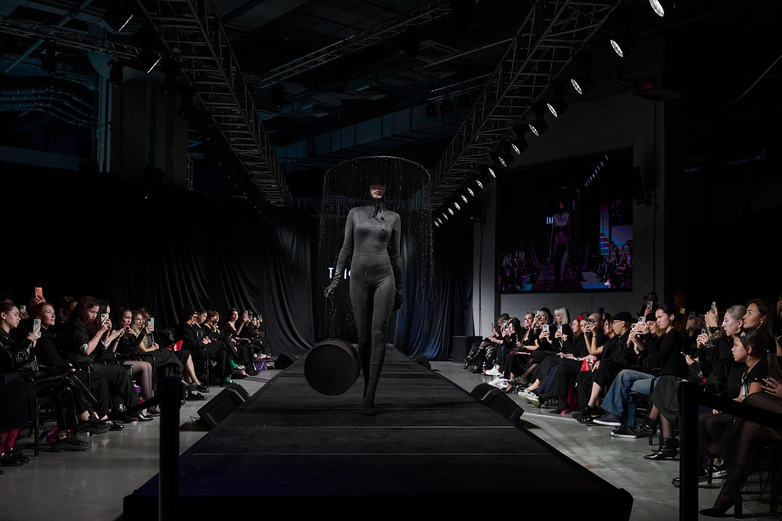 TAICARA HATS. Kazakhstan fashion day 2025. Дима Бабушкин. Фотограф. Подиум. Репортаж. Творчество. Дорого