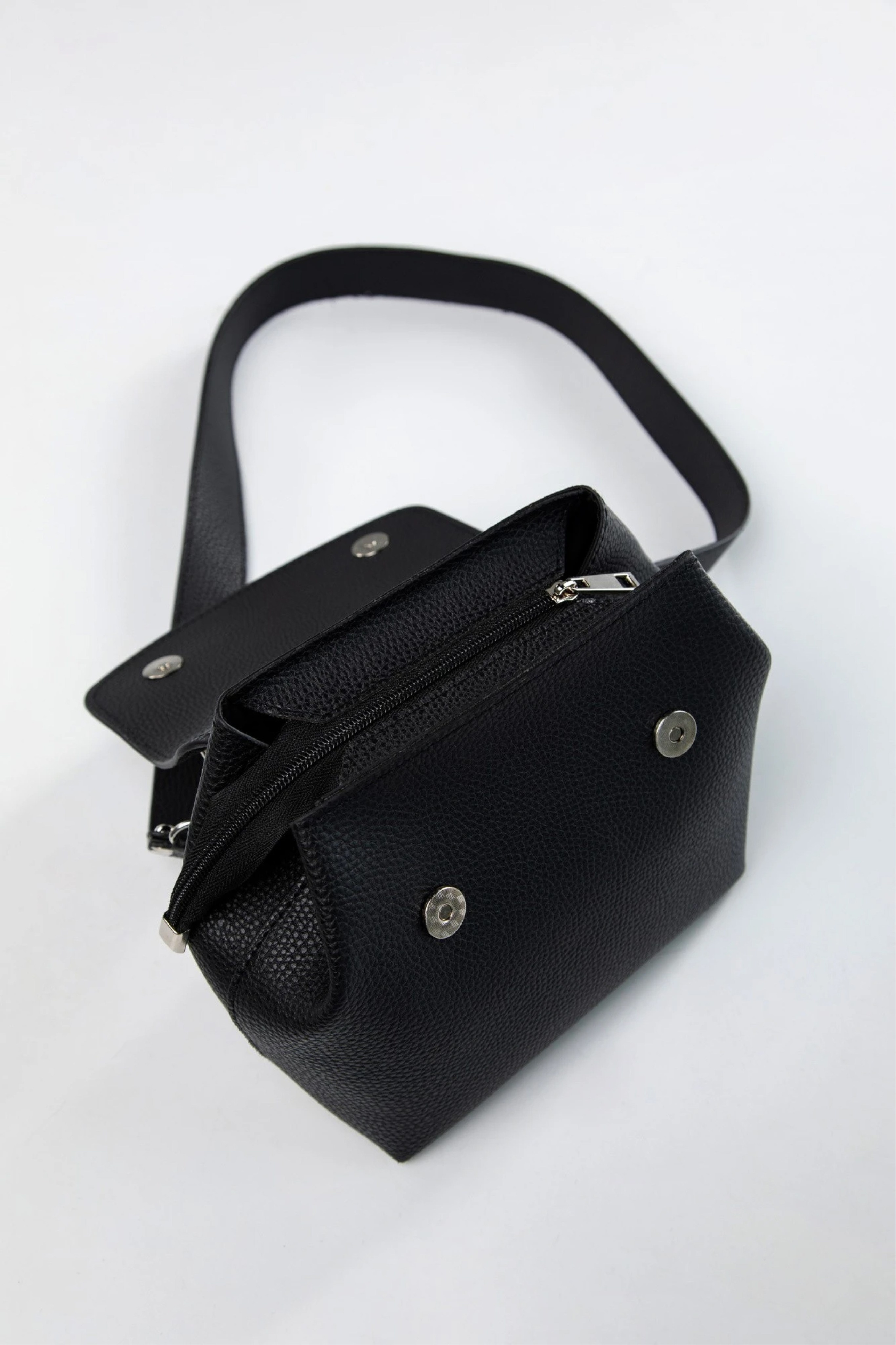 Одежда. Видеосъемка и фотосъемка свадеб. Фотограф и оператор на свадьбу. Видеосъемка подкастов, собственная видео-фотостудии. Предметная фотосъемка