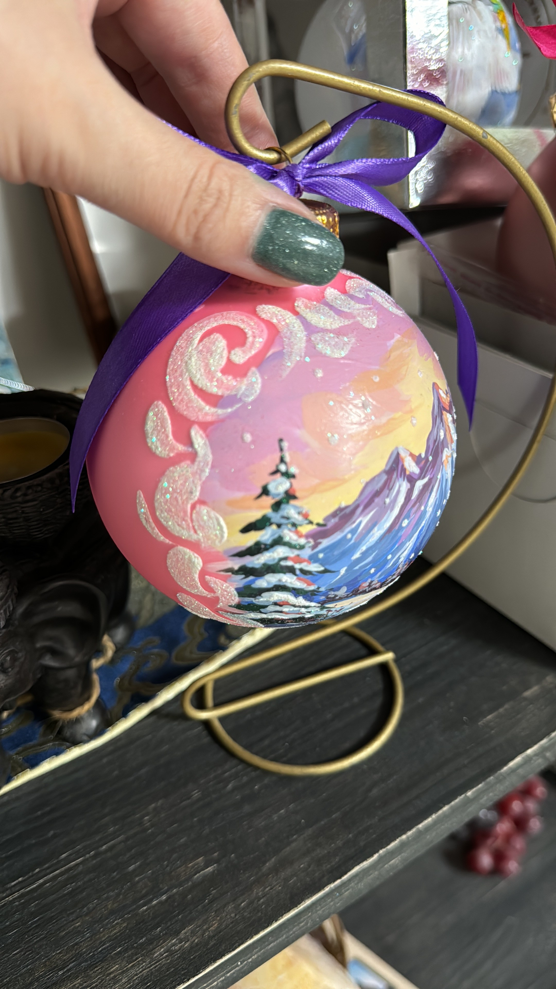 ArtSHARm- наше портфолио по ёлочным шарам с ручной росписью. Художественная ручная роспись елочных шаров, корпоративные подарки и восковые аромасвечи