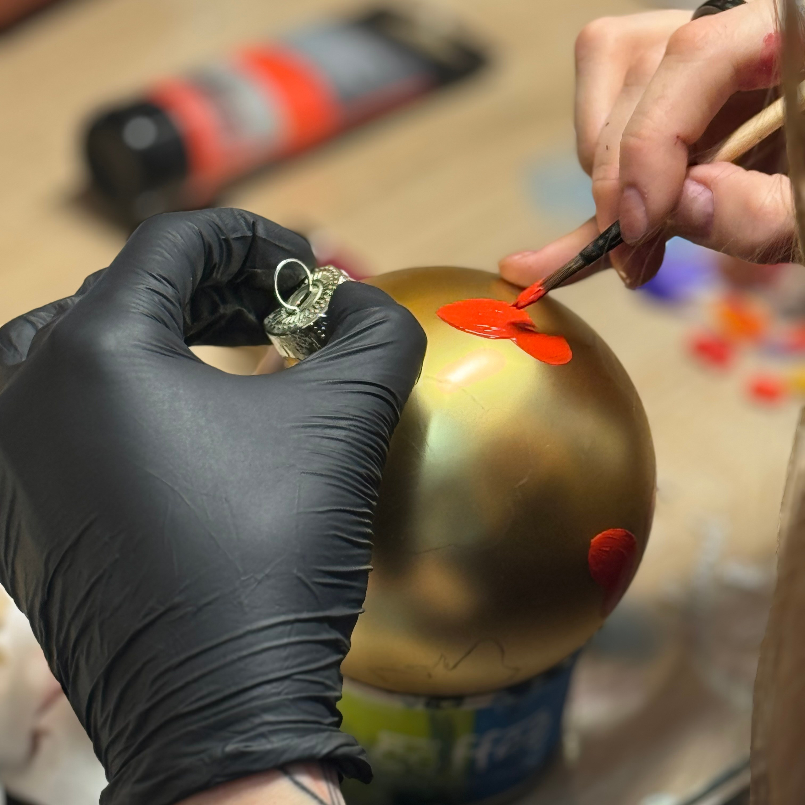 ArtSHARm- наше портфолио по ёлочным шарам с ручной росписью. Художественная ручная роспись елочных шаров, корпоративные подарки и восковые аромасвечи