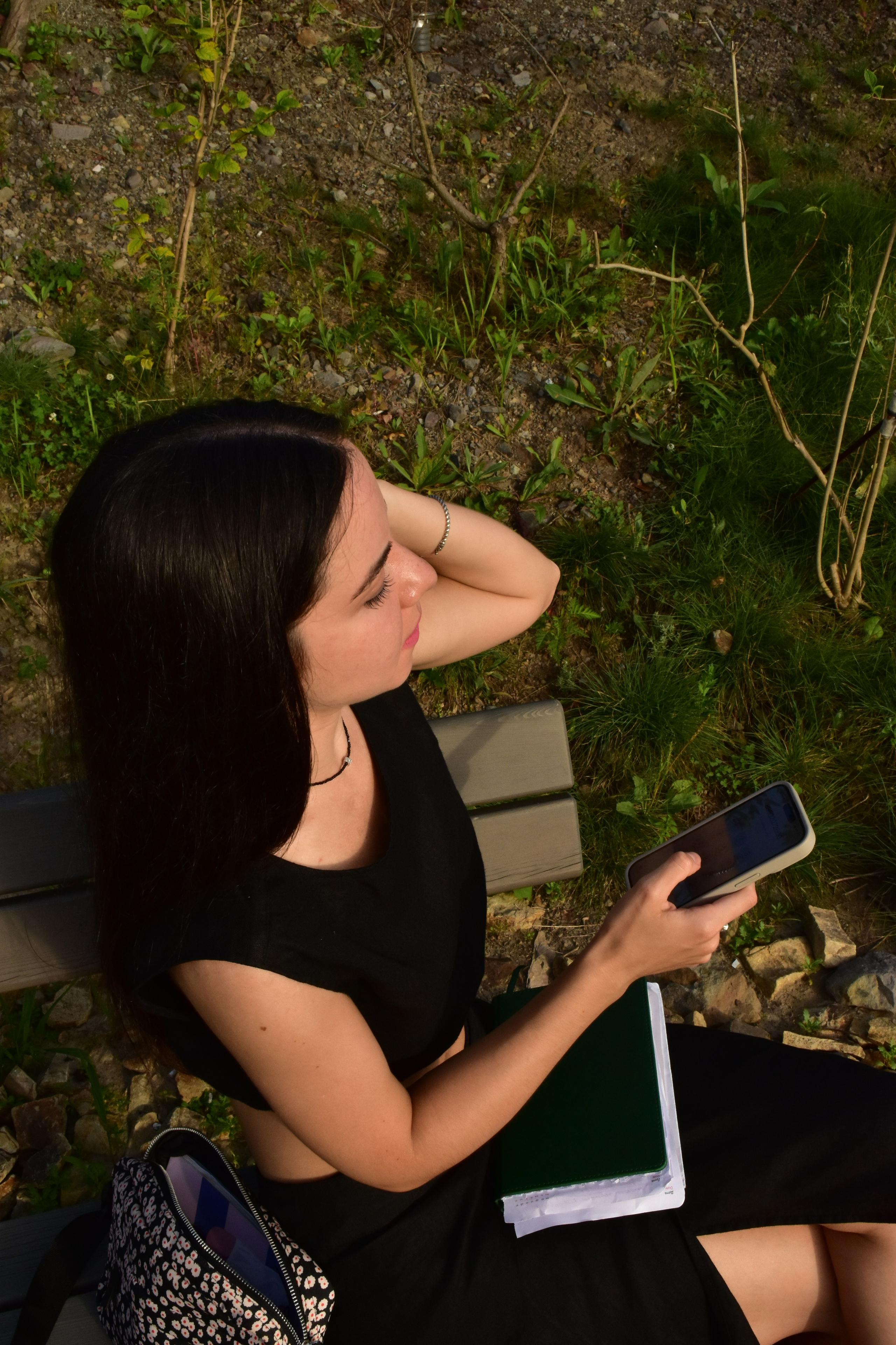 Яркая девушка