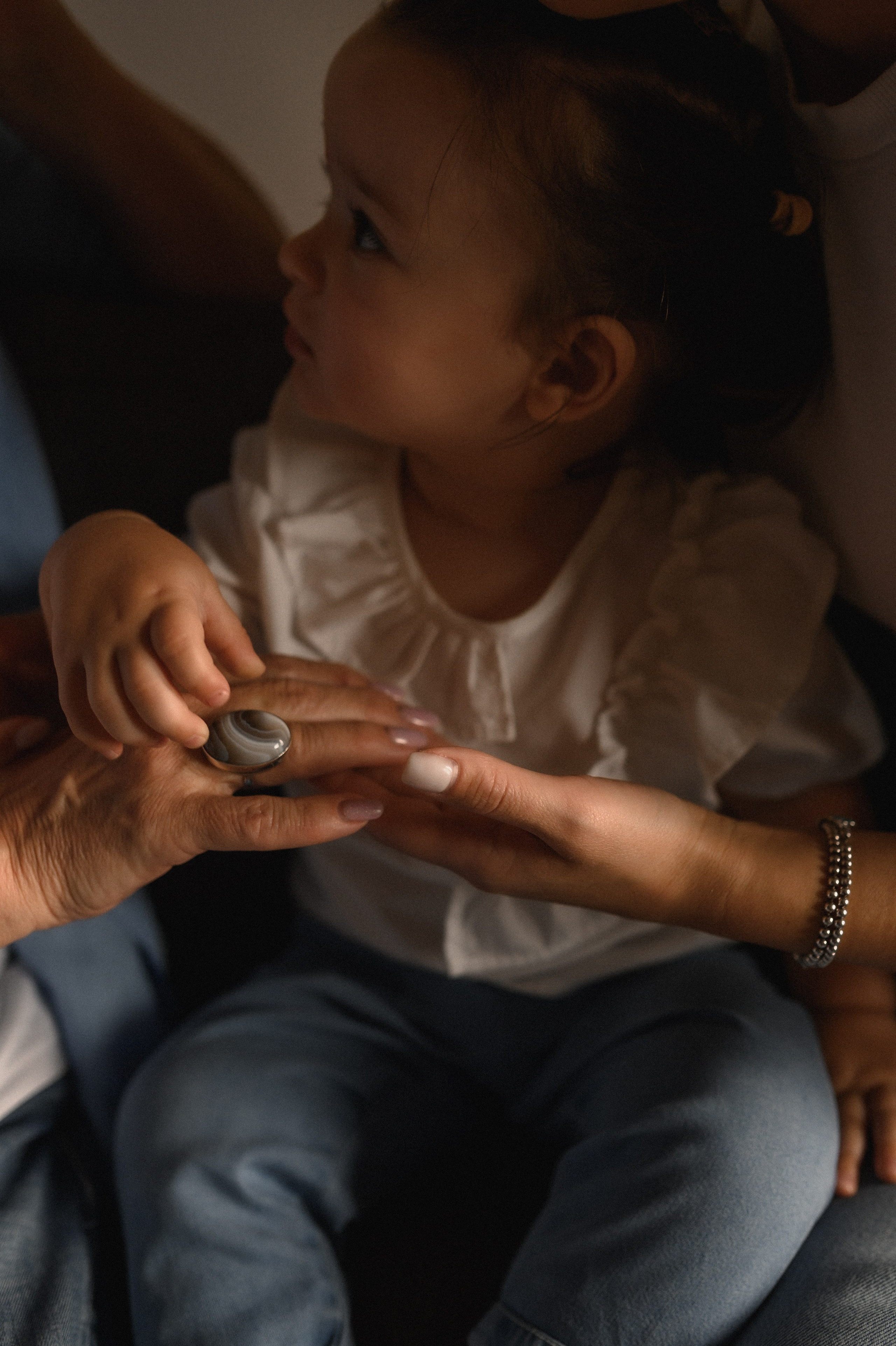 Саша, Таня, Мира и бабушка дома. Семейный и свадебный lifestyle-фотограф в Москве Мария Петрова