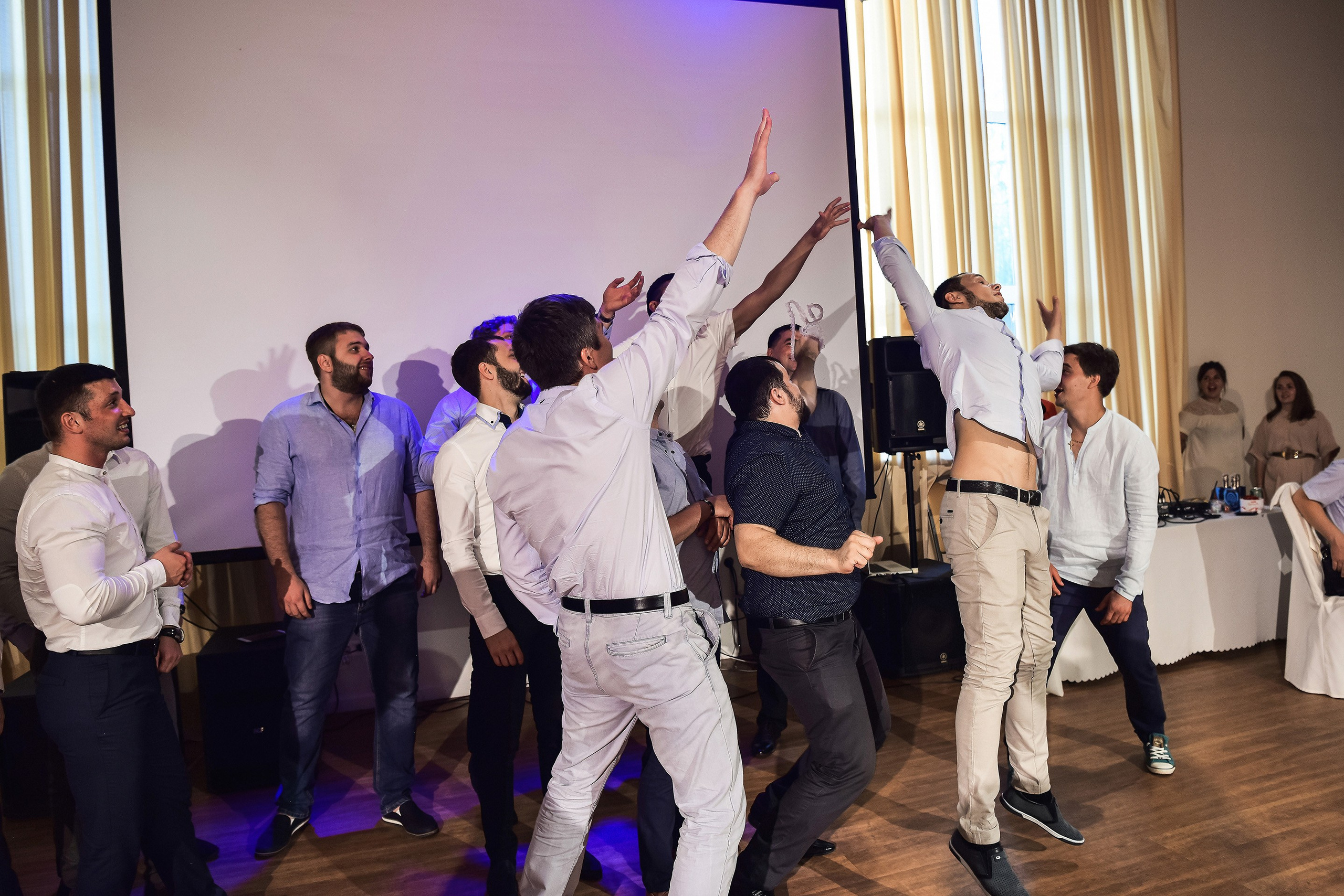 💐 Радик и Яна — душевная загородная свадьба в Villatic | Теплые фото под Красноярском. 📸 Свадебный и семейный фотограф в Красноярске Тихомиров Евгений | 17 лет опыта | 800+ свадеб