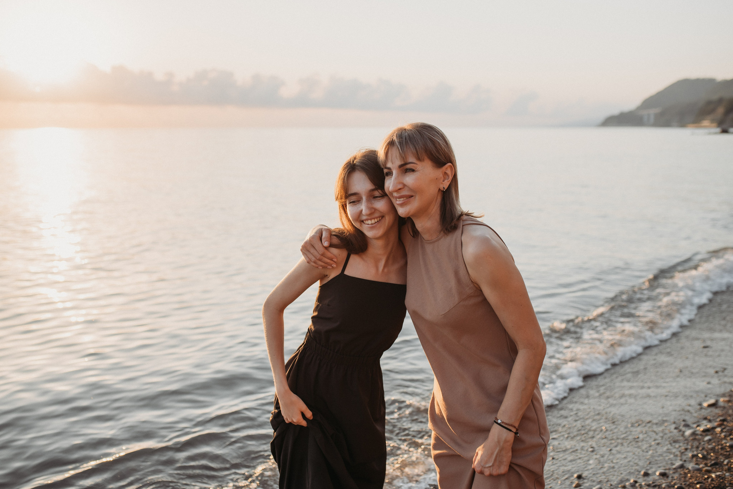 Семейная фотосессия мамы с дочками на берегу моря в Сочи Сириус Адлер. Фотограф в Сочи — Маргарита Поганова