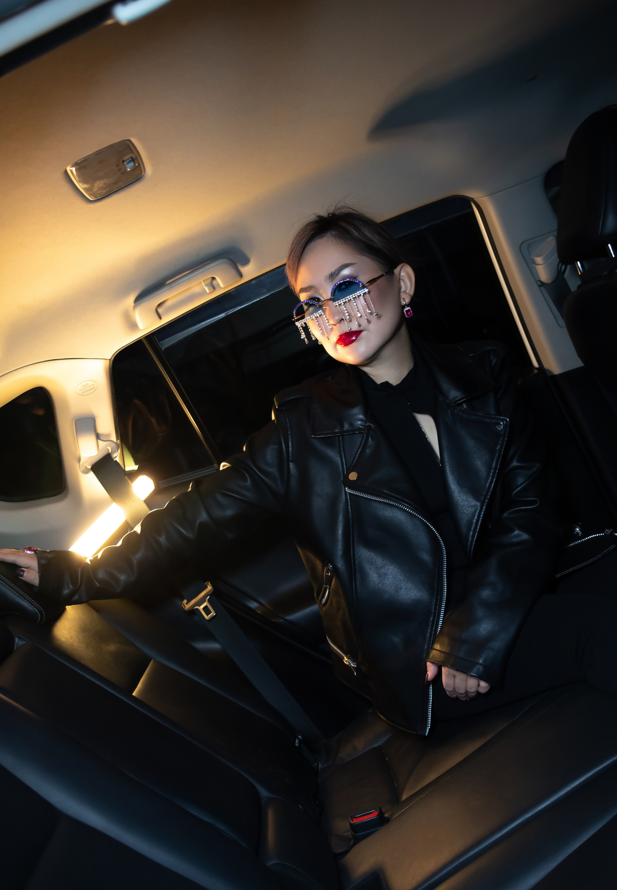 Женская фотосессия в машине. Фотограф Якутск Зоя Николаева