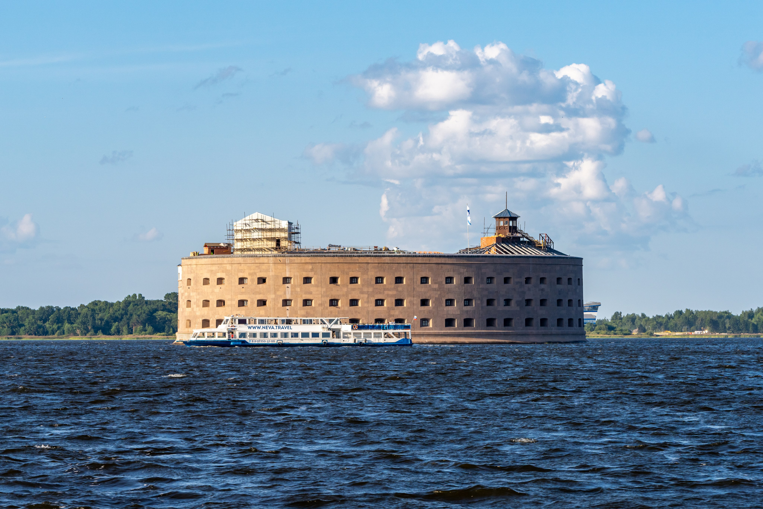 Форт Кронштадта с красивым голубым небом