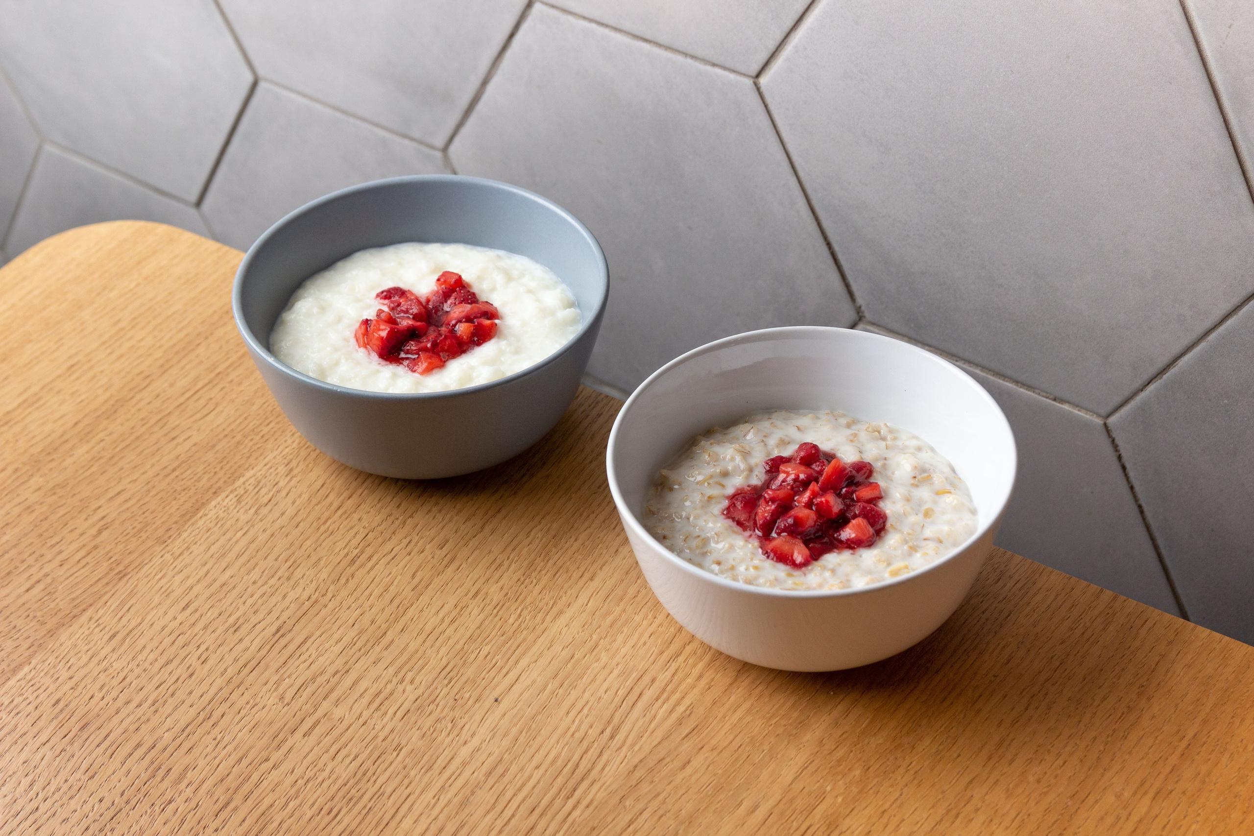 рисовая каша с ягодами завтрак кафе ариг arig улан-удэ бурятия фудфото фотография фотосъёмка клубника стряпунин александр фотограф