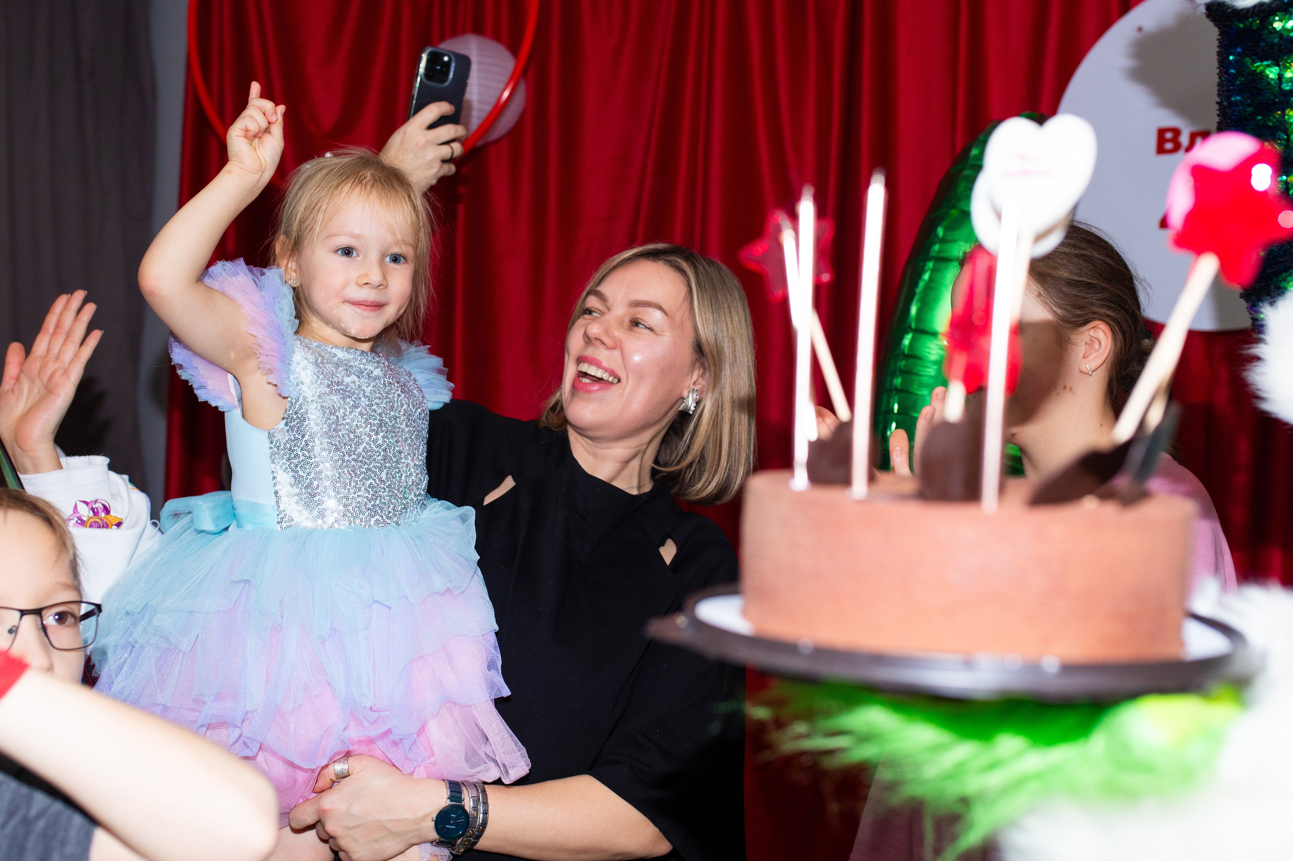 Гринч или как выключили свет в лофте вечером) атмосферные фото детского праздника со свечами и фонариками. Фотограф в Новосибирске Ася Зверева