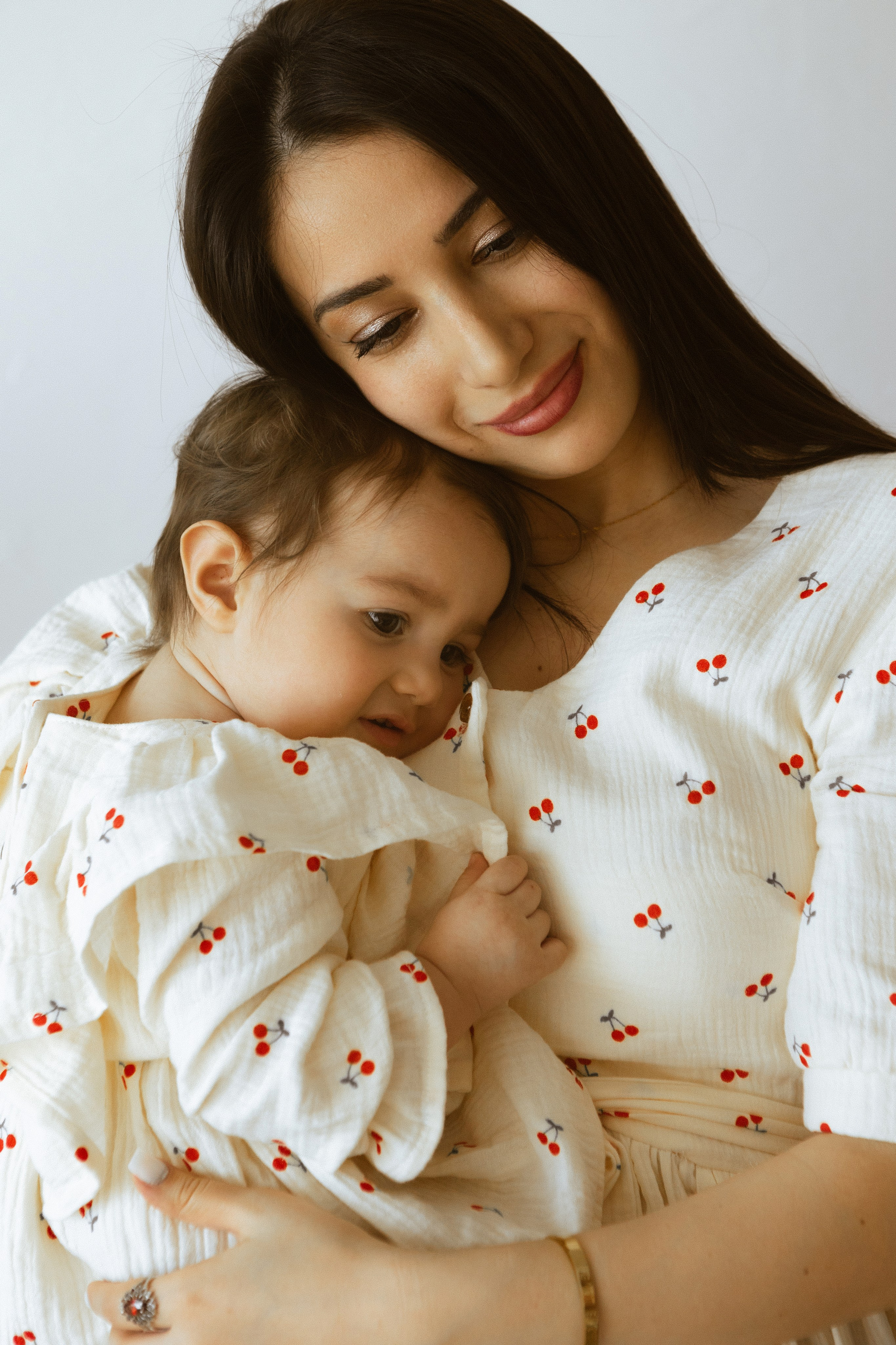 нежная семейная фотосессия в студии, фото мамы и дочки, семейный фотограф в Москве