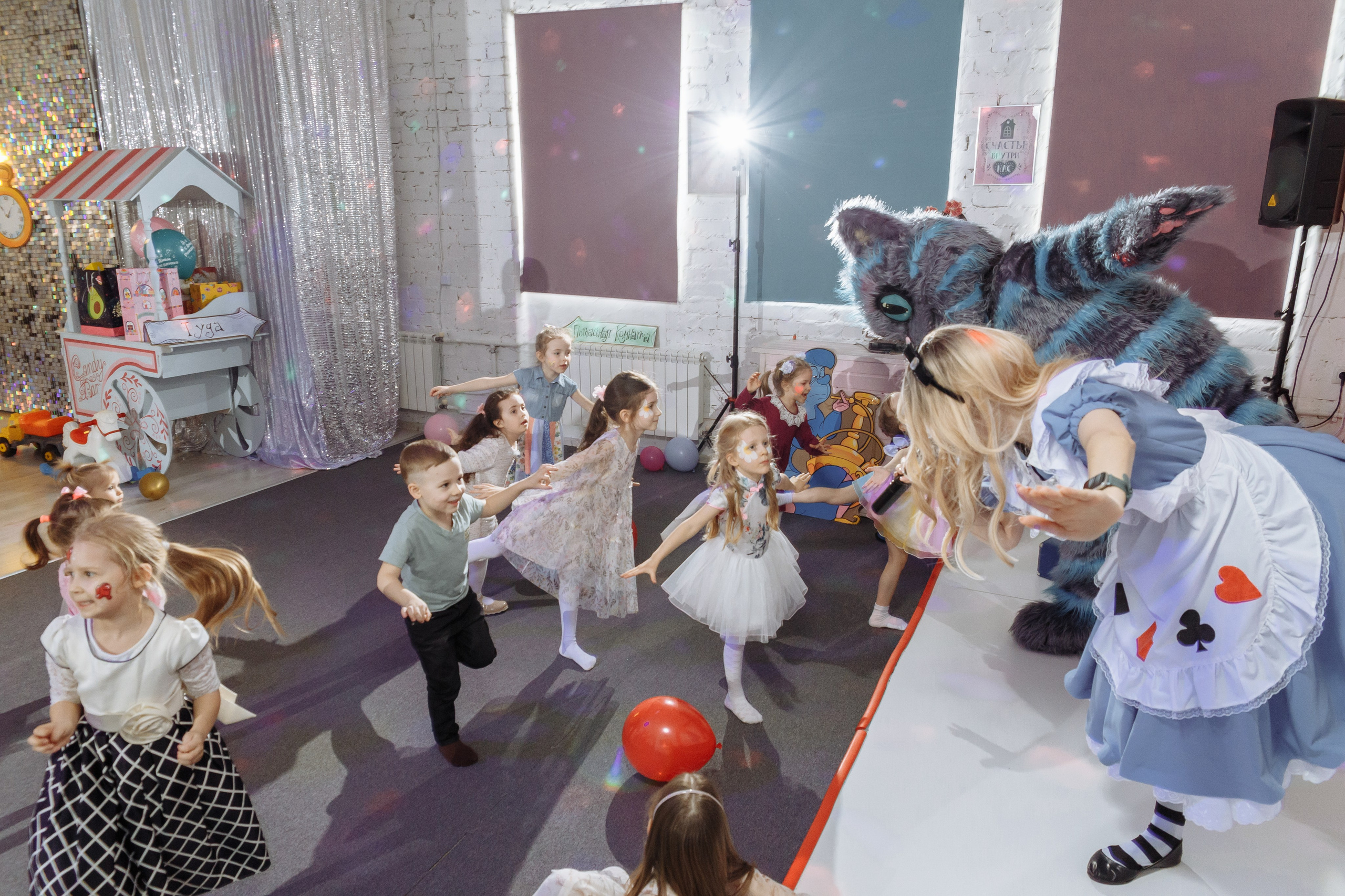 Олеся празднует свое 6 летие в компании Алисы, Чеширского кота и друзей. Событийный фотограф Максим Бескоровайновнов