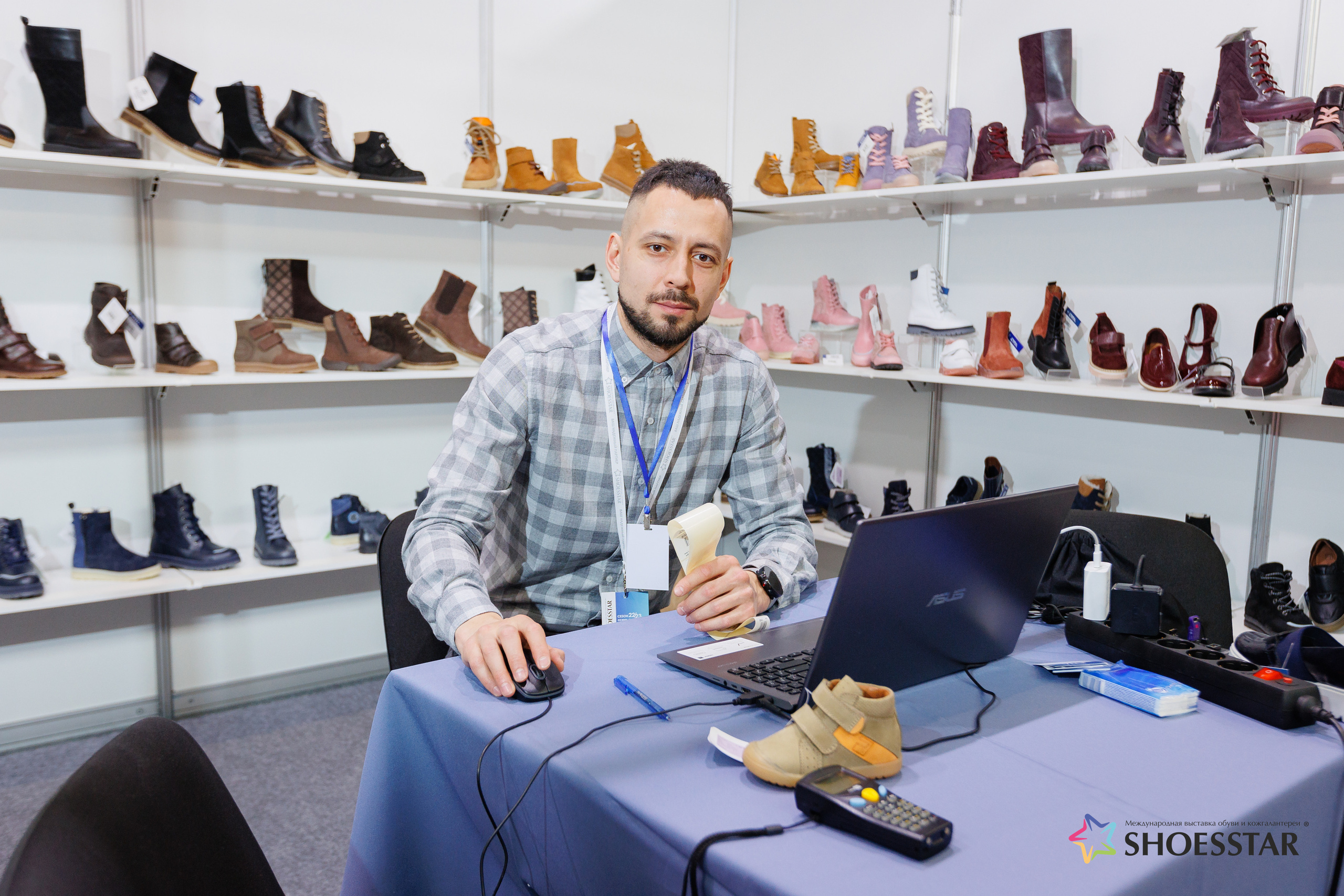 Фотограф на выставку. Контент для бизнеса в Екатеринбурге Полдень Медиа