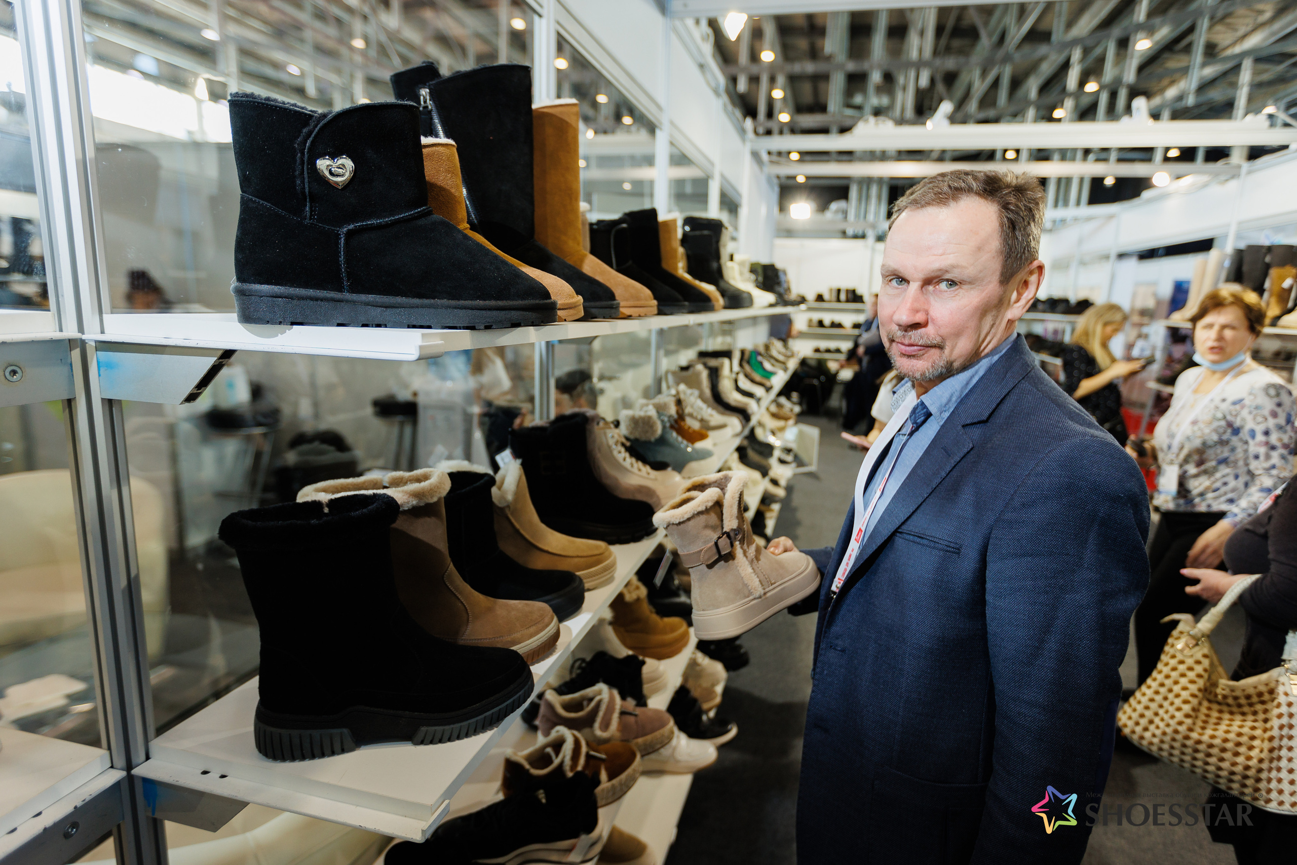 Фотограф на выставку. Контент для бизнеса в Екатеринбурге Полдень Медиа