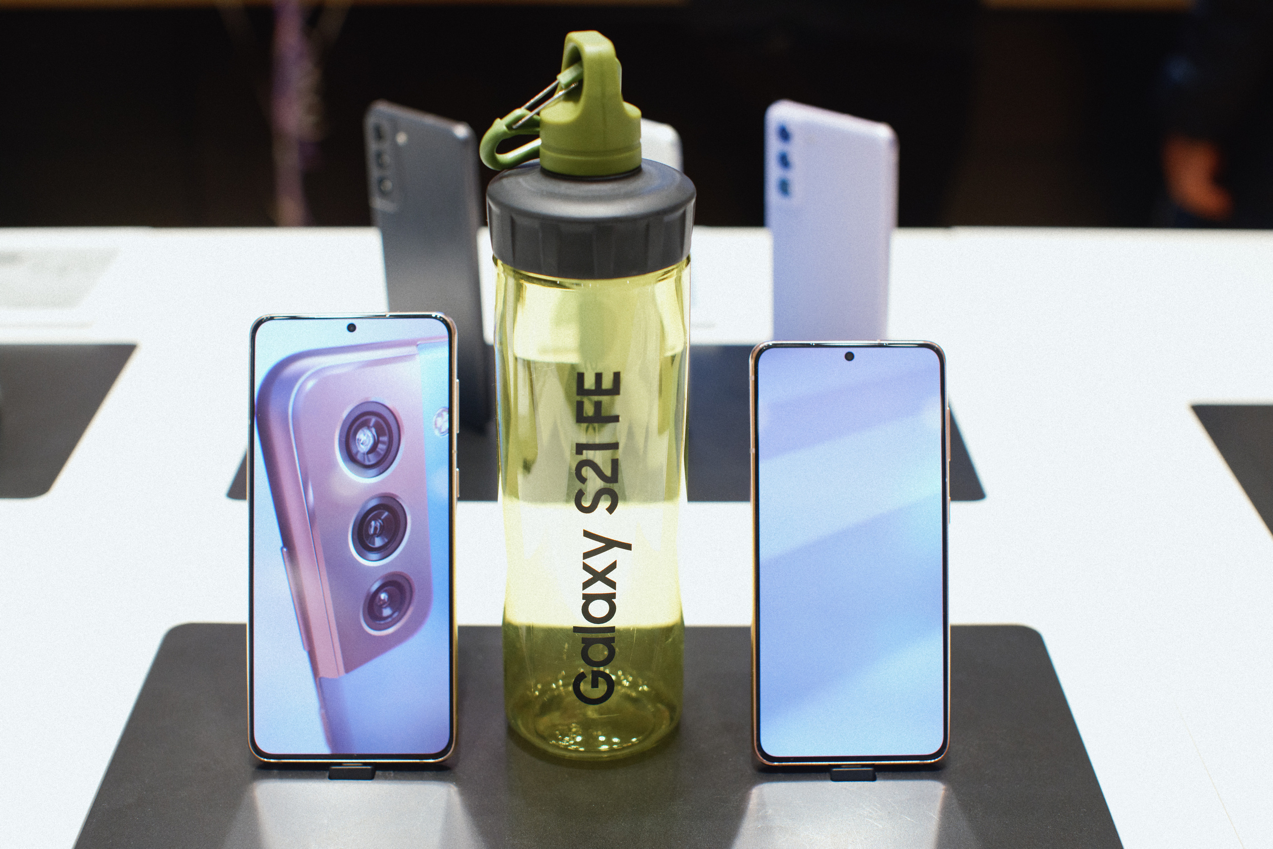 Galaxy S21 FE / ТРЦ Хорошо. Свадебный фотограф в Москве Никифоров-Гордеев Константин