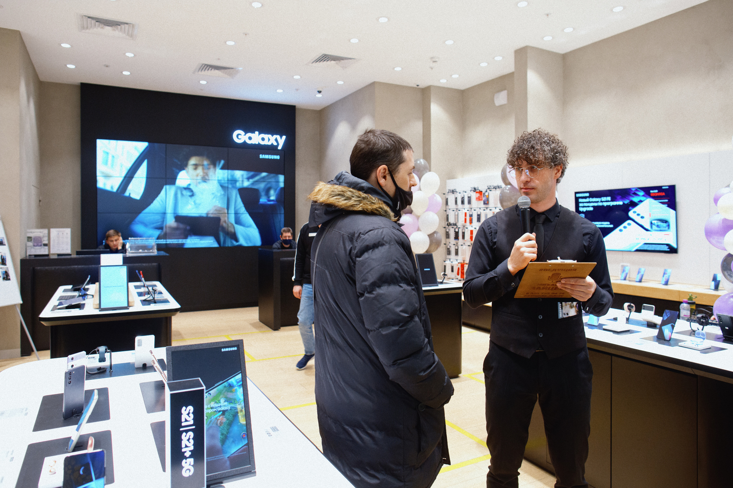 Galaxy S21 FE / ТРЦ Хорошо. Свадебный фотограф в Москве Никифоров-Гордеев Константин