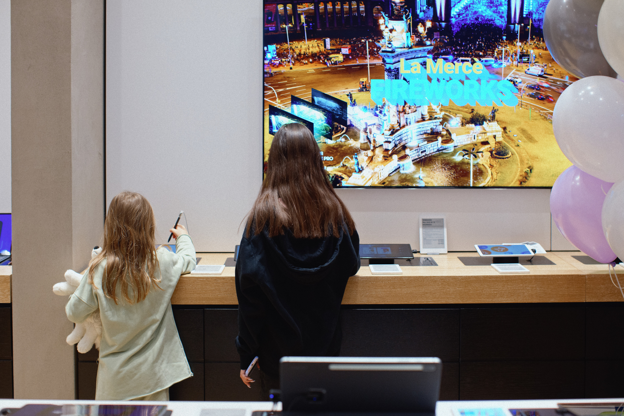 Galaxy S21 FE / ТРЦ Хорошо. Свадебный фотограф в Москве Никифоров-Гордеев Константин