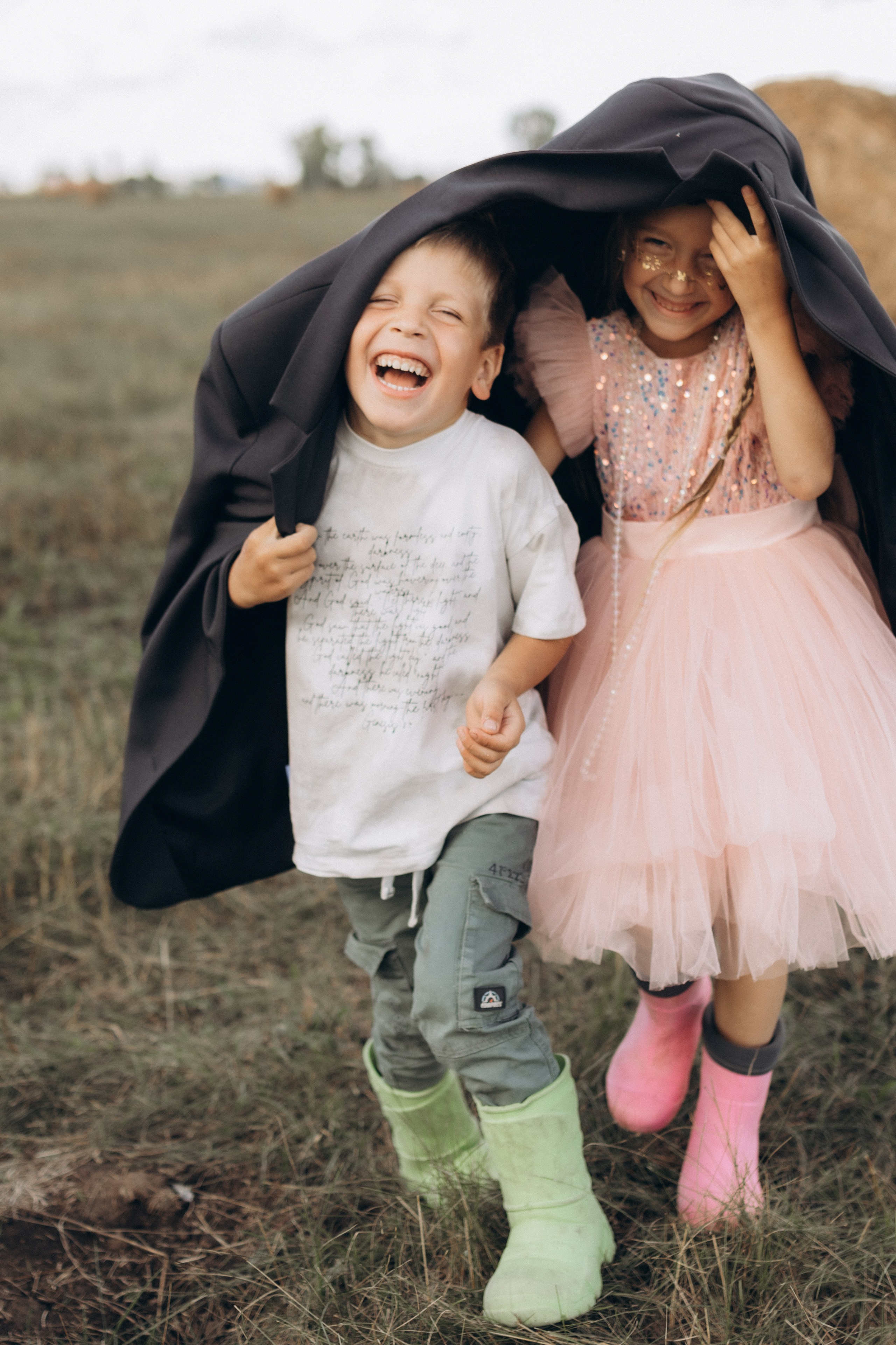 Вика и Миша на сене. Семейный фотограф lifestyle в Новосибирске Елена Шпилевая