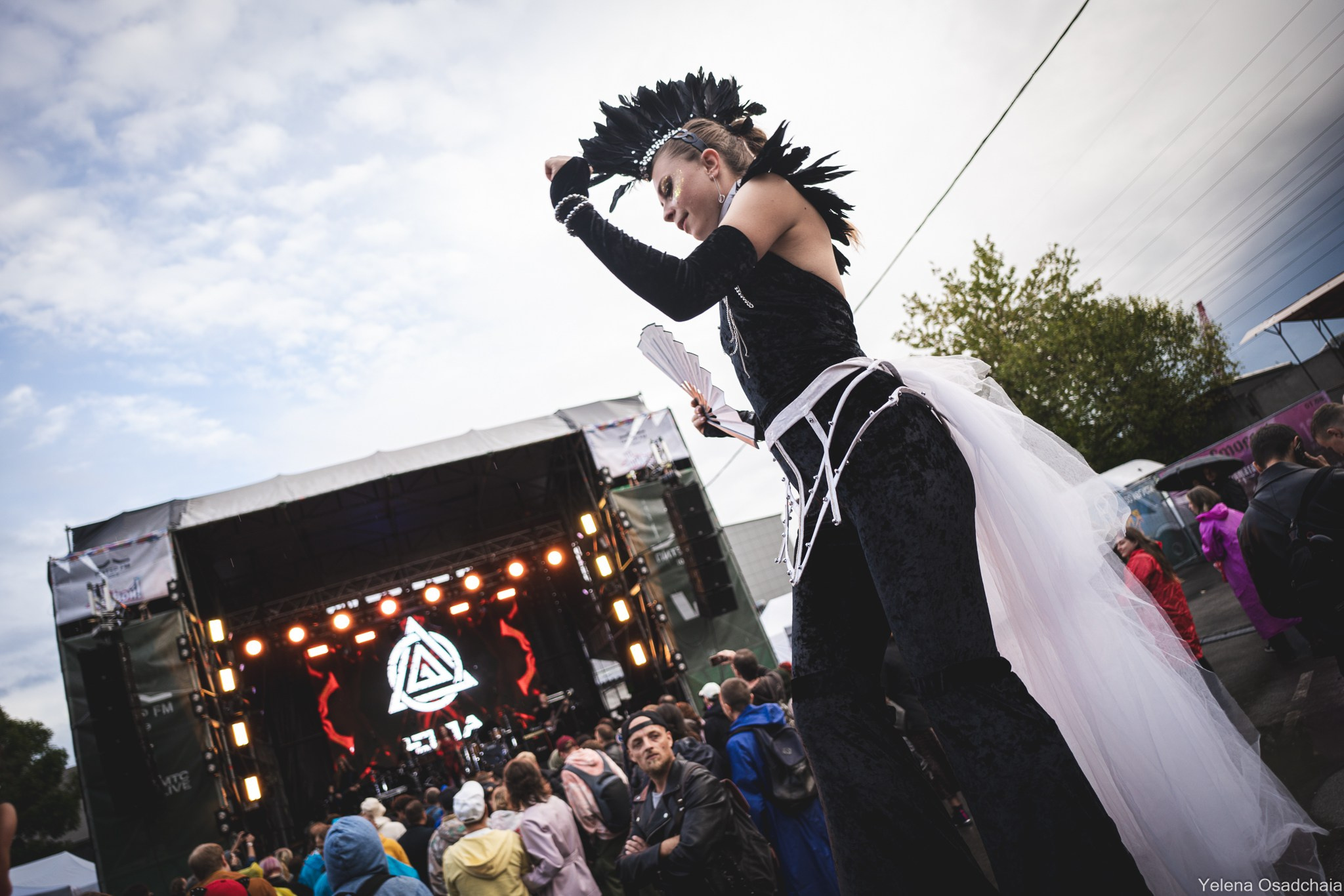 Живой 2025 — День 1. Елена Осадчая — фотографирую музыку на сцене и в жизни