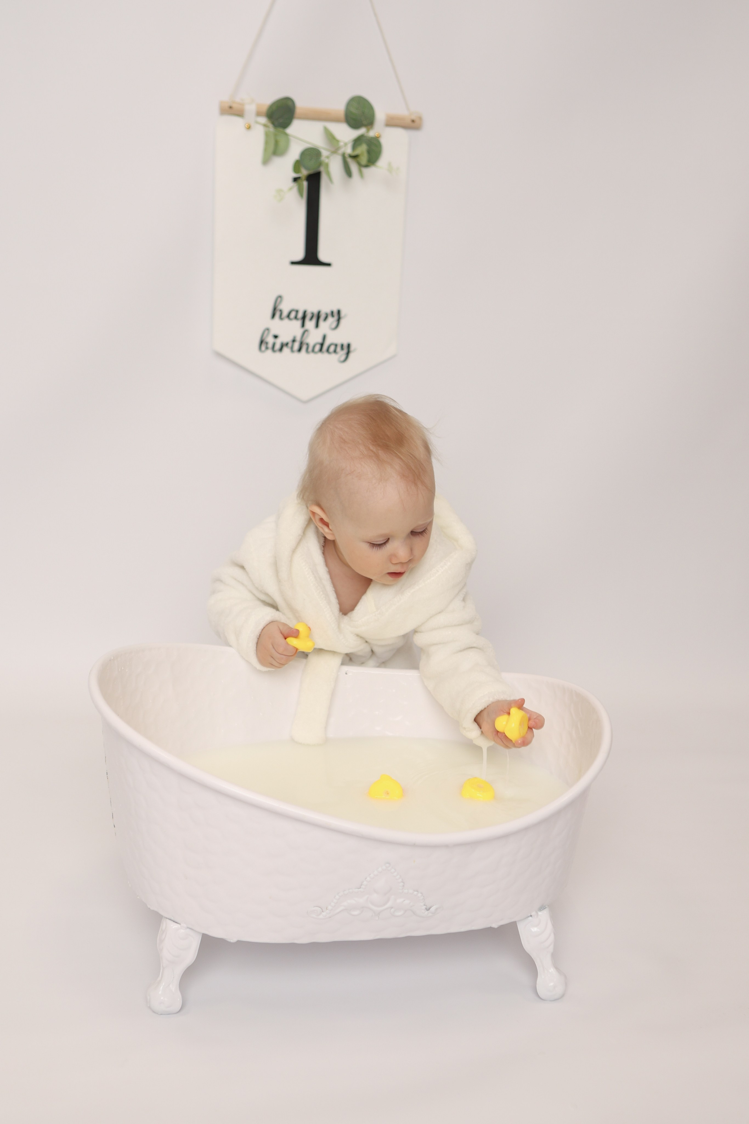 Молочные ванночки. Фотограф новорожденных. Детский и семейный фотограф Марьяна Юдина