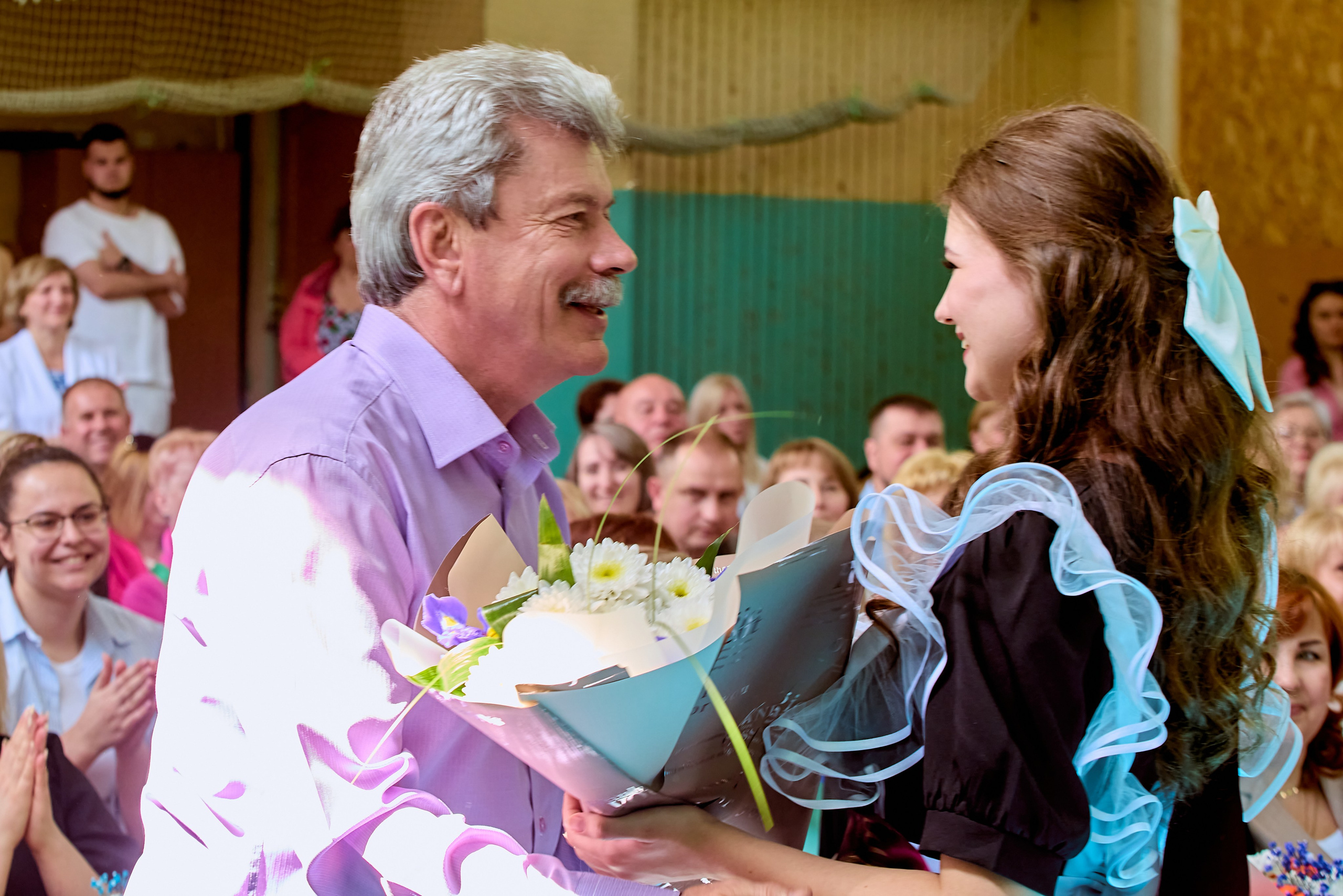 Радость и благословение в глазах выпускников, кадр Николая Голованова, г. Дзержинск.