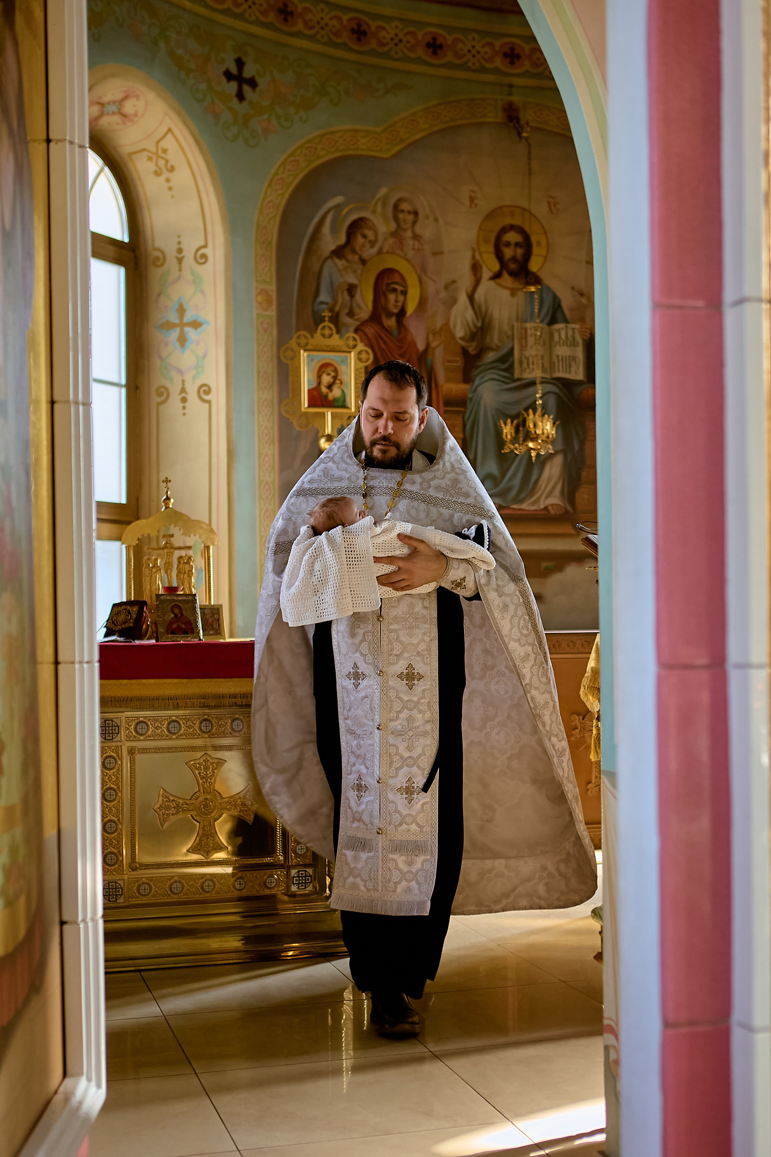 Воцерковление в алтаре  Фотограф на Крещение и венчание в Дзержинске.