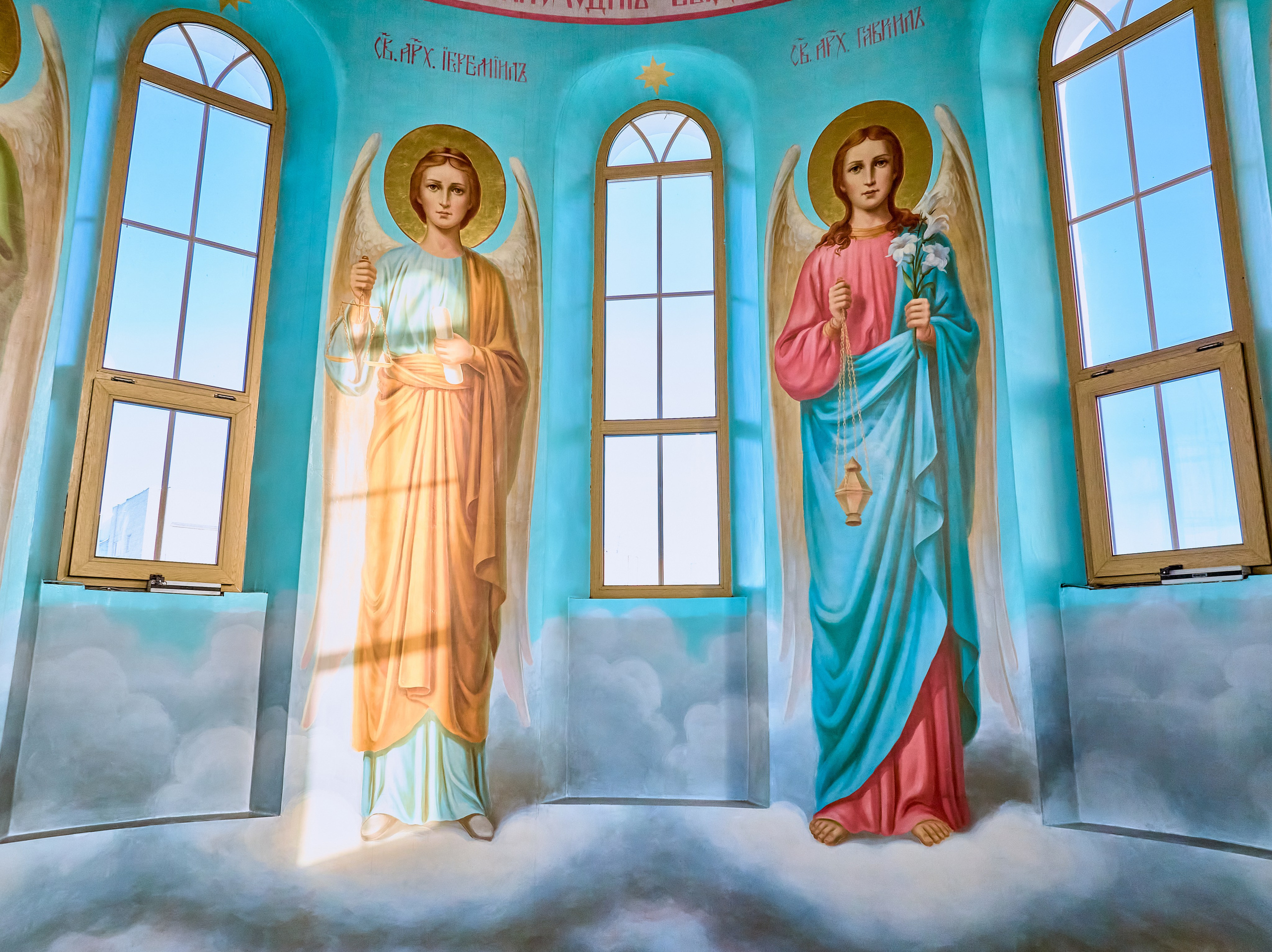 Фрески Архангелов Иеремиила и Гавриила в барабане купола храма Преподобного Серафима Саровского. Дзержинск