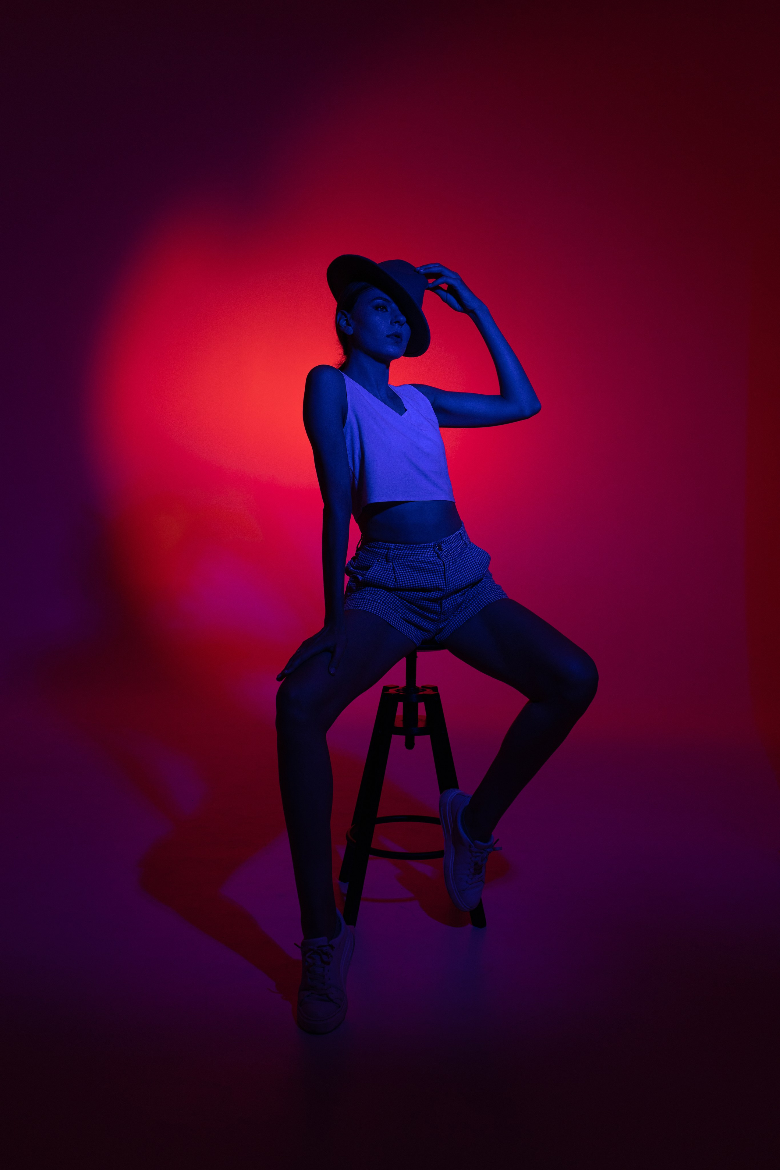 Цветной свет и фигуры. Фотограф Минск