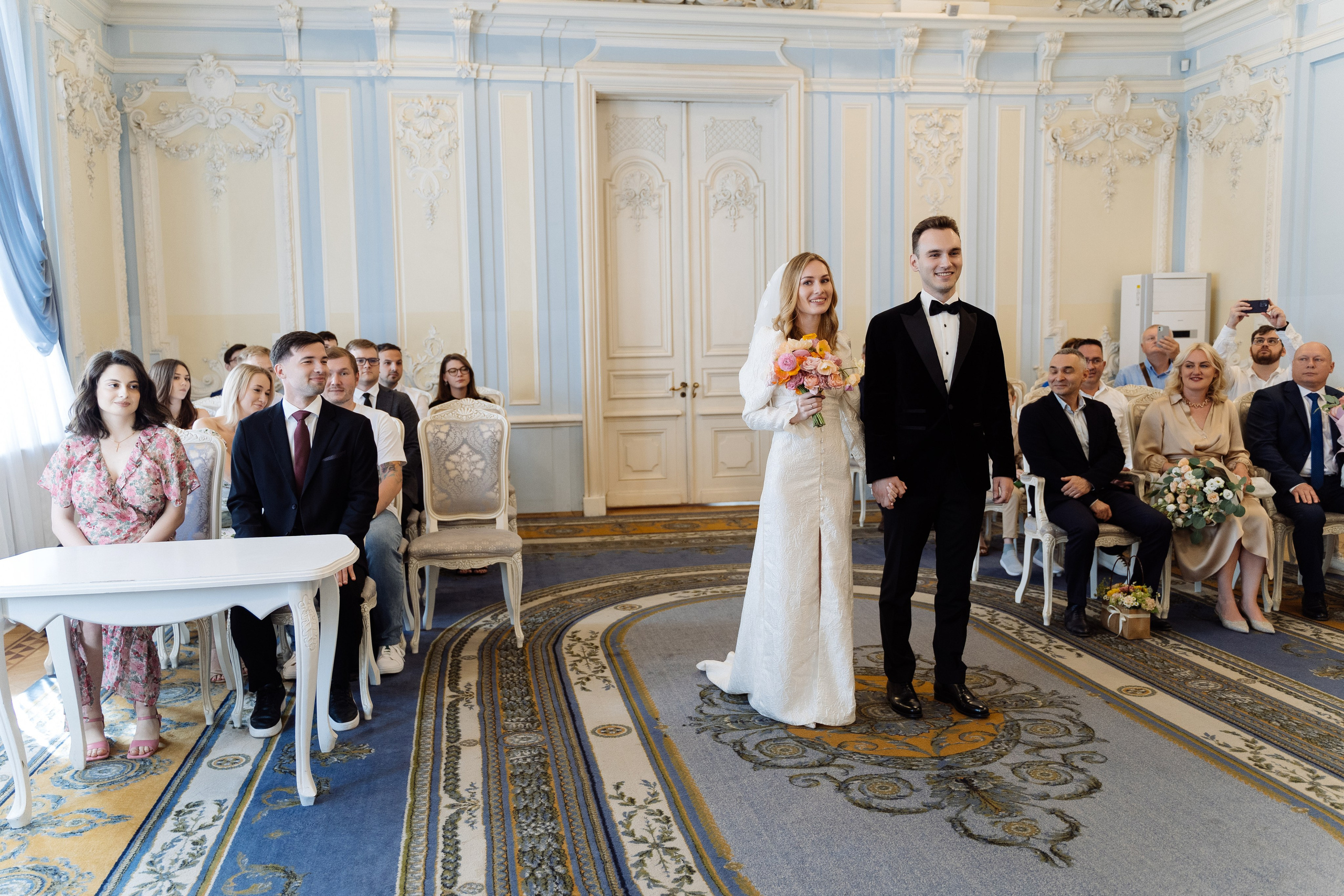 Камерная свадьба на фонтанке в сезонах. Свадебный фотограф организатор в Санкт-Петербурге Ассоль Опарина