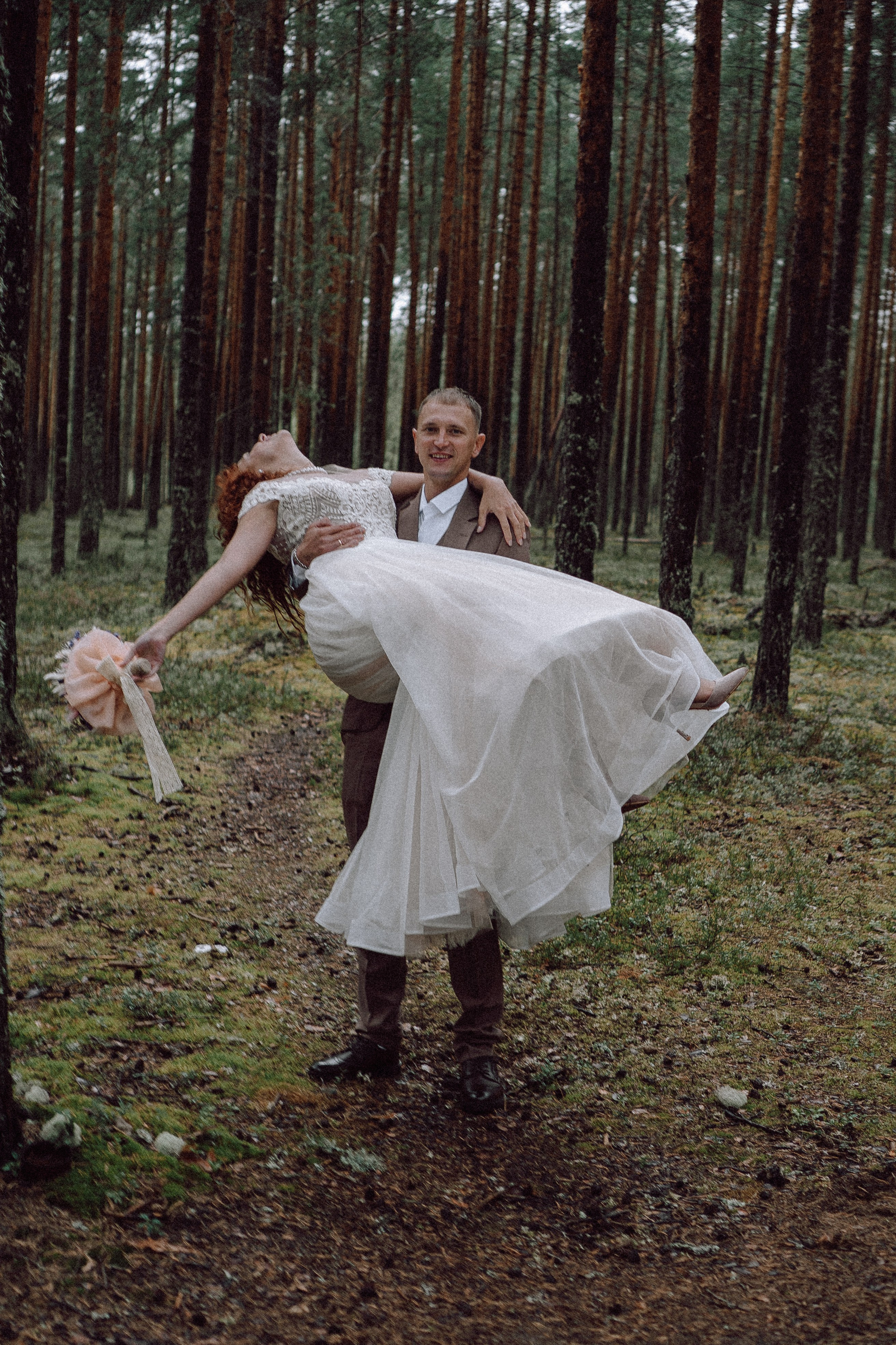 СВАДЕБНАЯ ФОТОСЕССИИЯ ПАРЫ В ГОРОДЕ ПРИОЗЕРСК В СОСНОВОМ ЛЕСУ И С ПИКАПОМ. Профессиональный фотограф, Санкт-Петербург — Виктория Богомолова