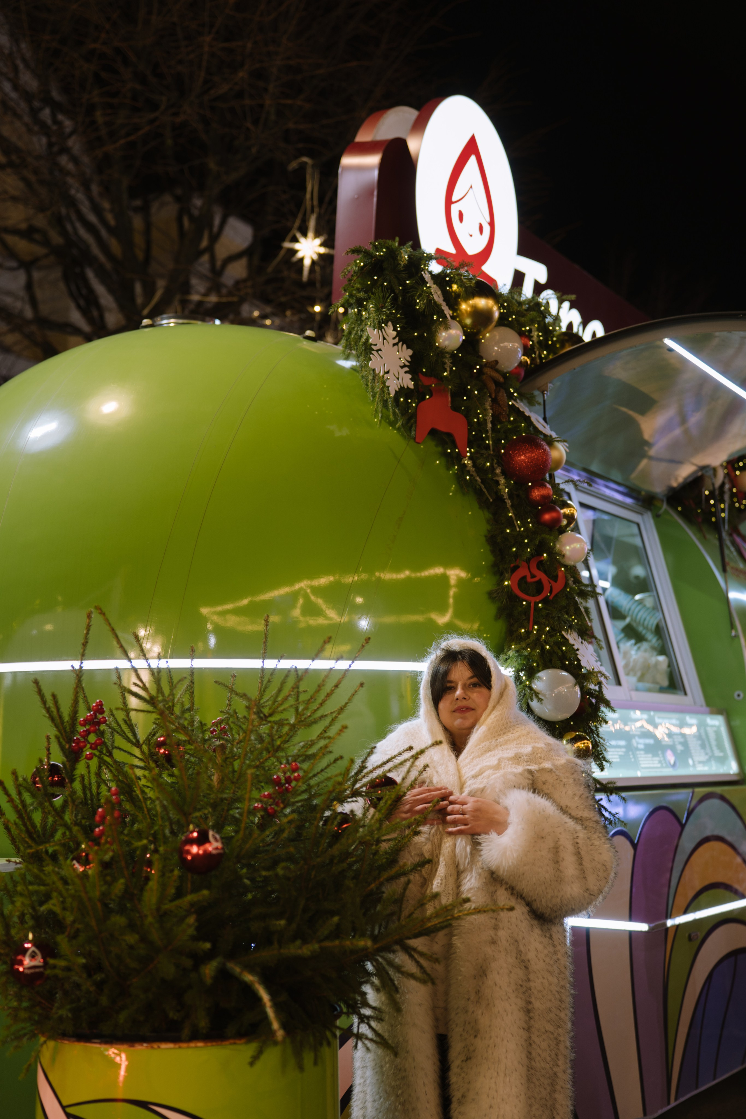 ПРОГУЛКА НА МАНЕЖНОЙ ПЛОЩАДИ ДЛЯ ДЕВУШКИ ПЕРЕД НОВЫМ ГОДОМ (НОВОГОДНЯЯ ФОТОСЕССИИЯ НА МАНЕЖНОЙ ПЛОЩАДИ). Профессиональный фотограф, Санкт-Петербург — Виктория Богомолова