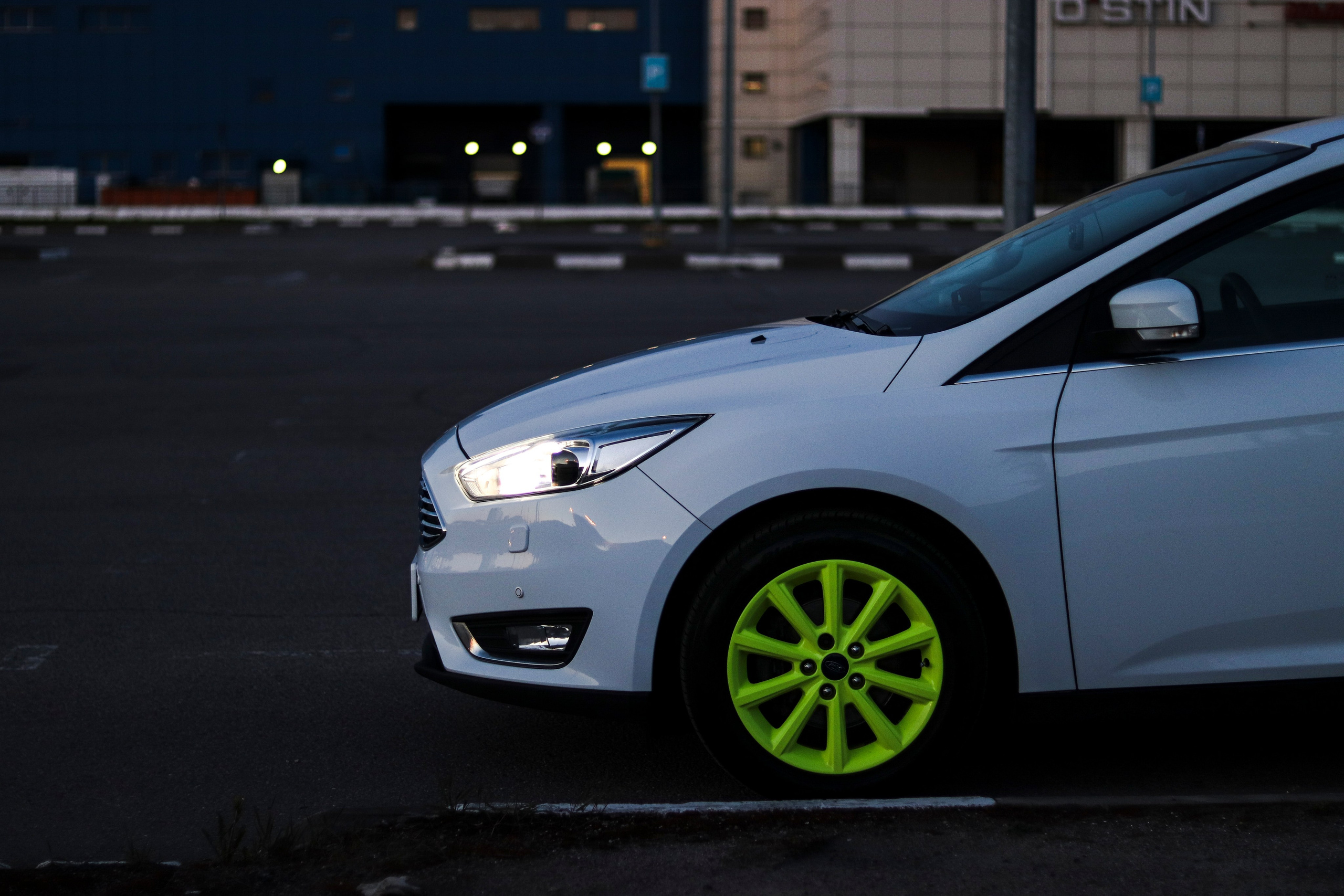 Ford Focus и Волга у ТРК Лето. Ивентный фотограф в Санкт-Петербурге Олег Комков