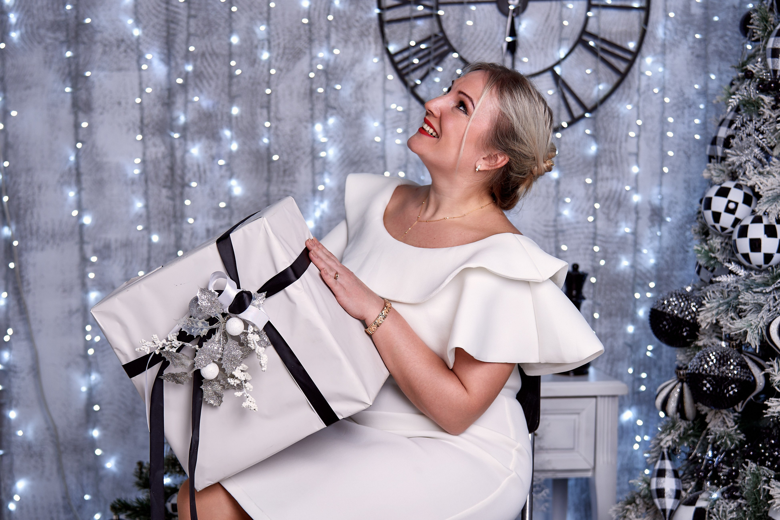 фотография с подарком возле елки