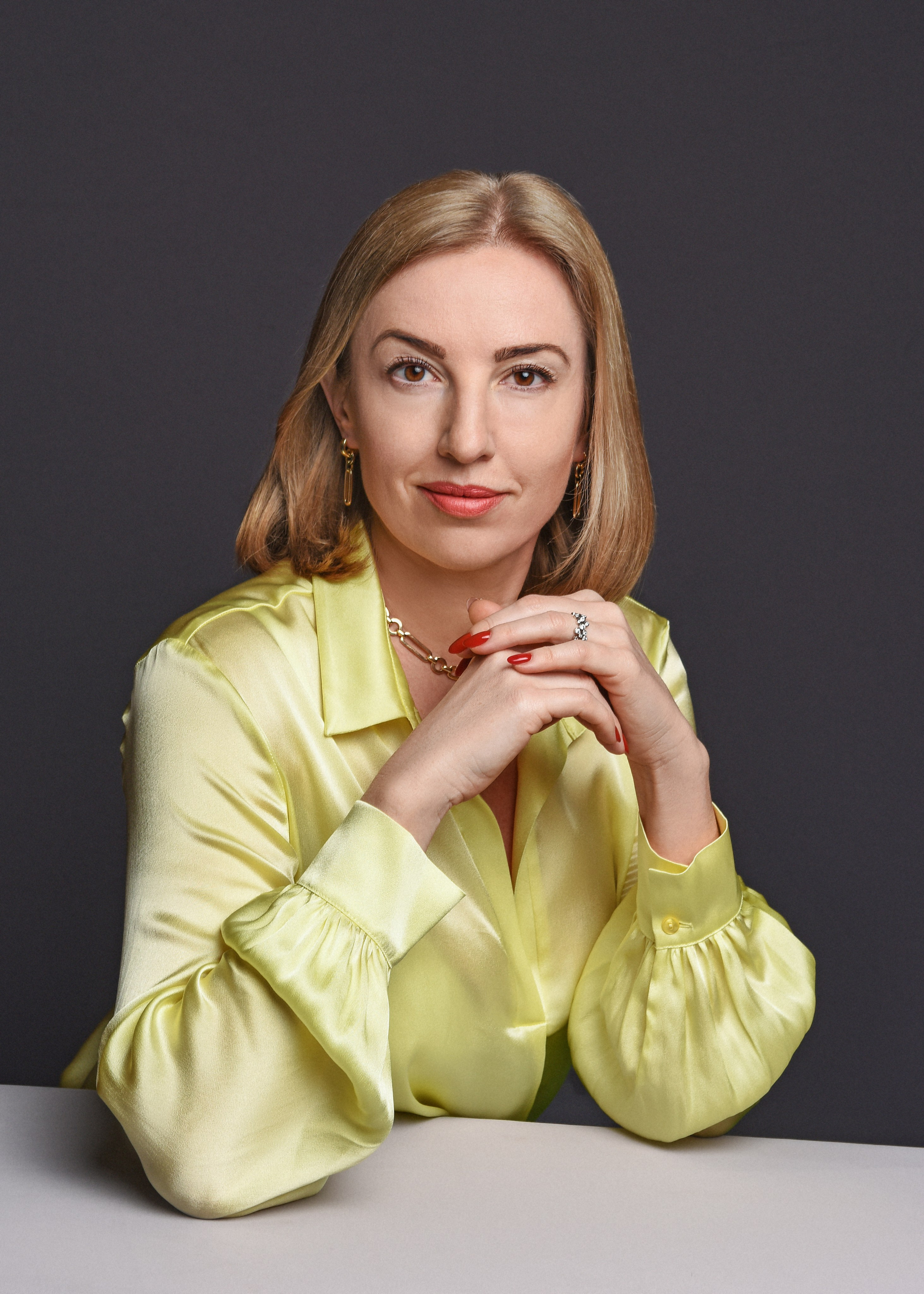 Деловой портрет для личного бренда: цветокоррекция яркого пиджака и сохранение пор кожи (personal branding photography).