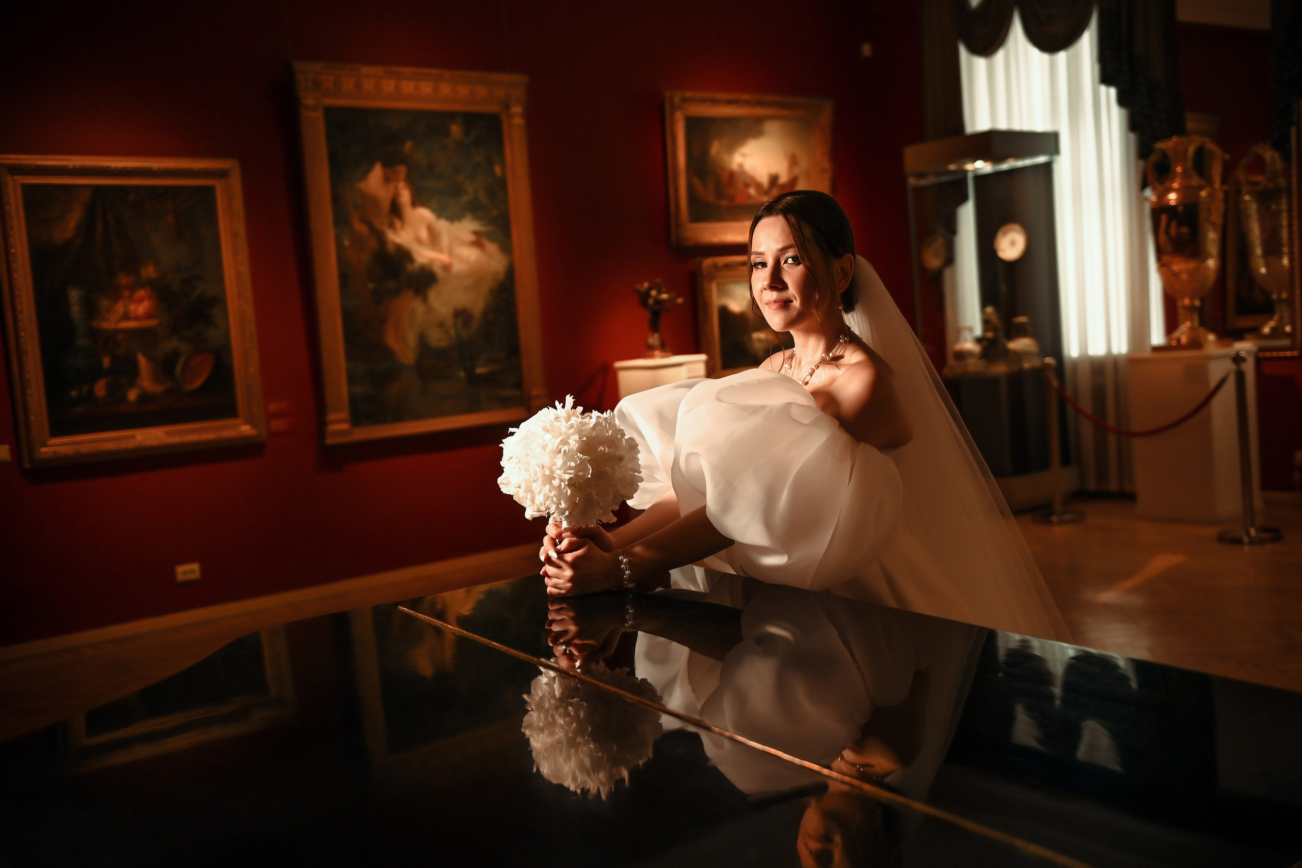 Небольшая свадебная серия в музее и прогулкой под дождем Эльмиры и Ризата. Свадебный, семейный, детский, контент фотограф в Омске Максим Ильин